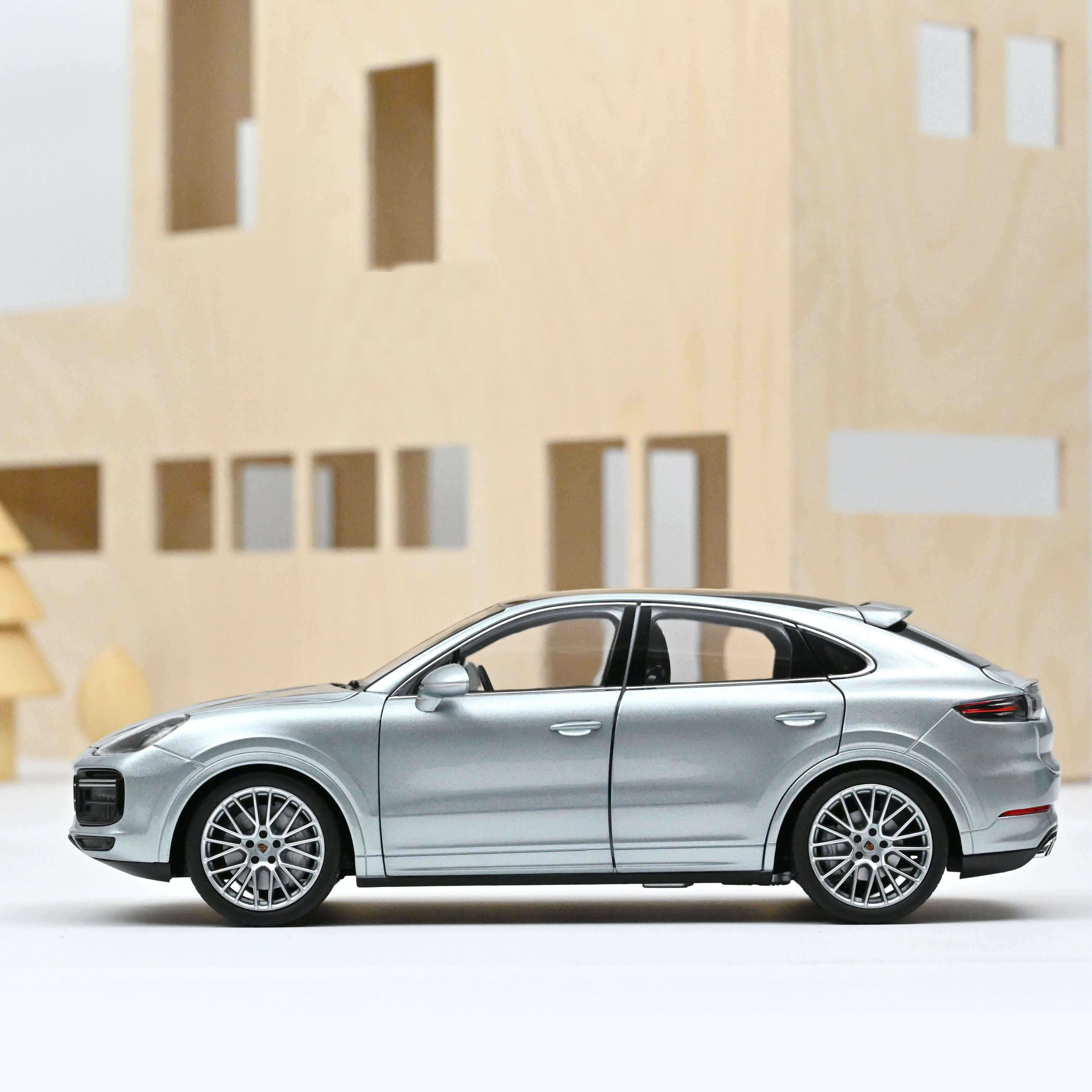 norev-porsche-cayenne-coup-turbo-2019-1-18-argento-200-pz image 2