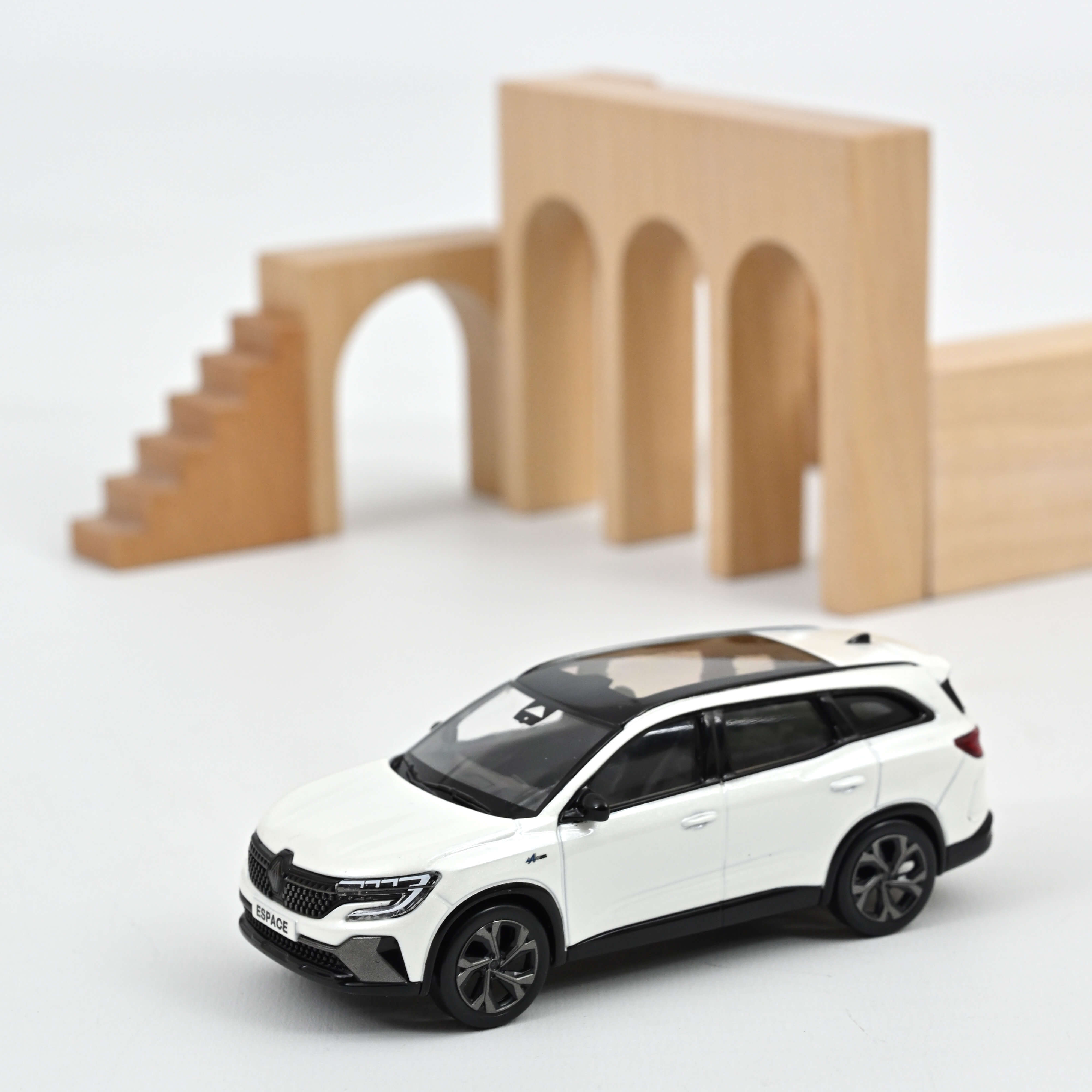 norev-renault-espace-esprit-alpine-2023-bianco-perla-modellino-auto-1-43 image 1