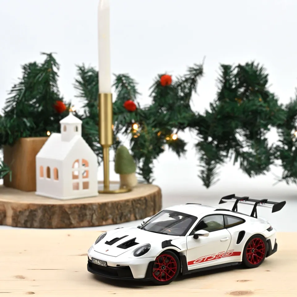 norev-porsche-911-gt3-rs-2022-bianco-e-rosso-pyro-1-18 image 1