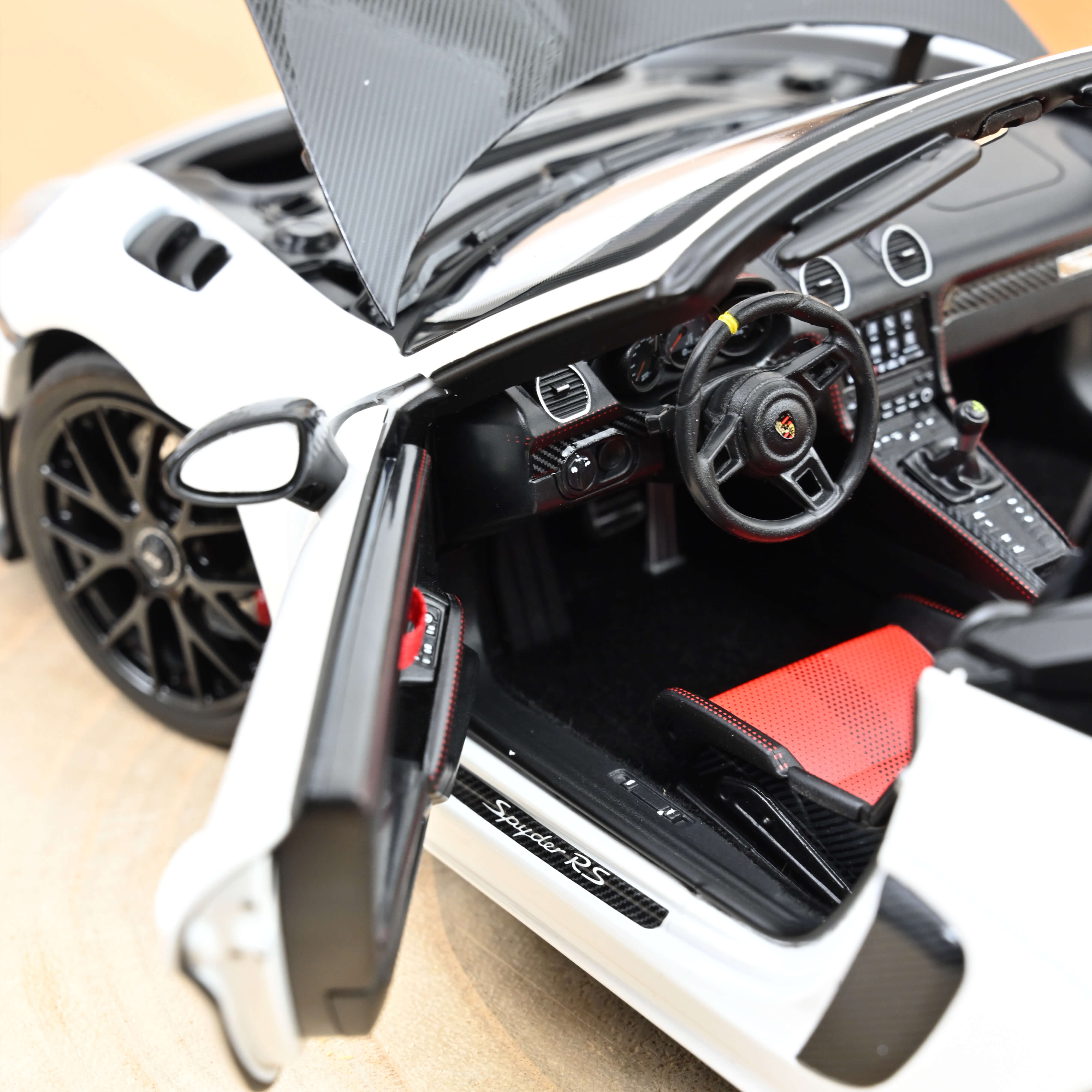 norev-porsche-718-spyder-rs-pack-weissach-2023-modellino-auto-1-18-bianco image 4