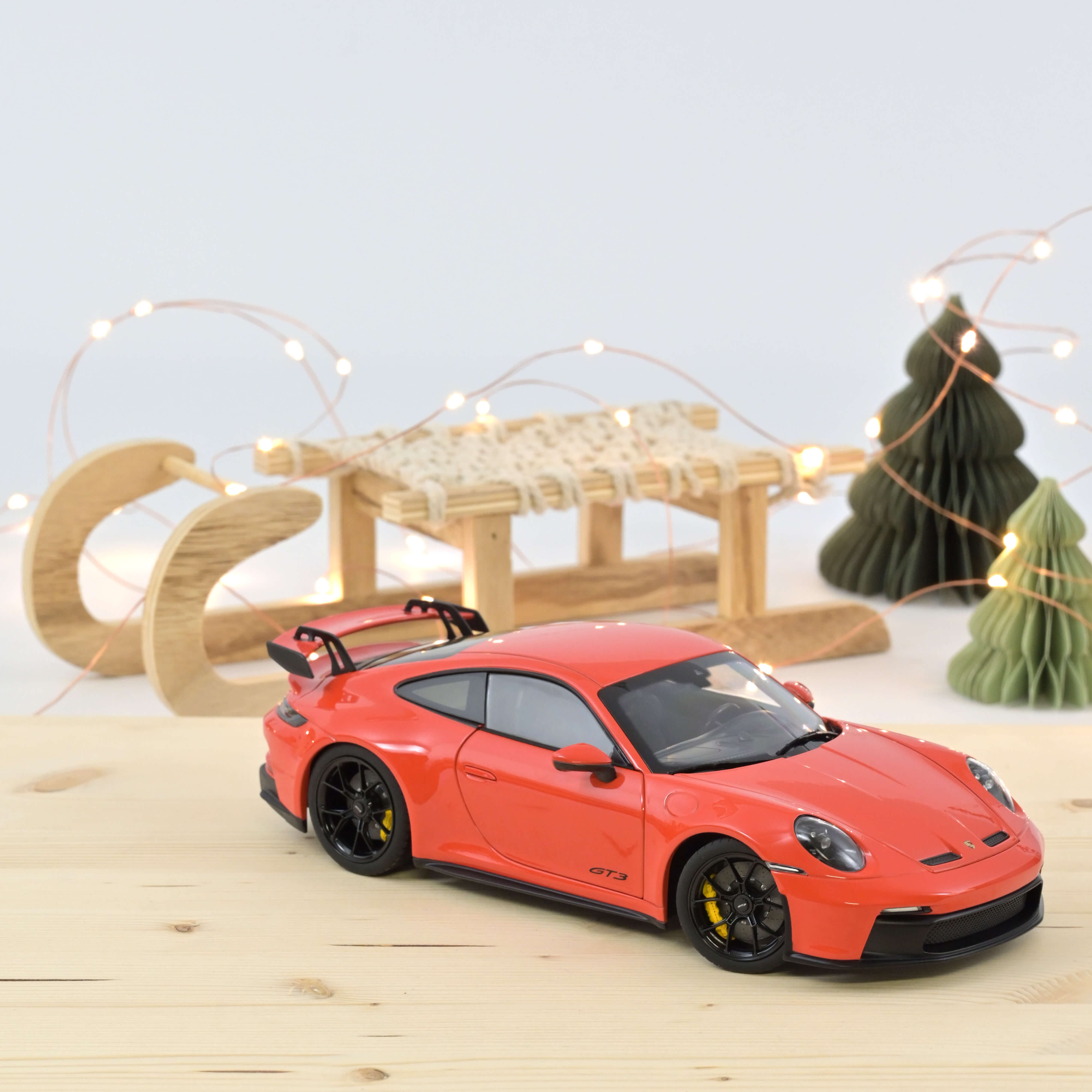 norev-porsche-911-gt3-2021-modellino-auto-1-18-arancione image 1