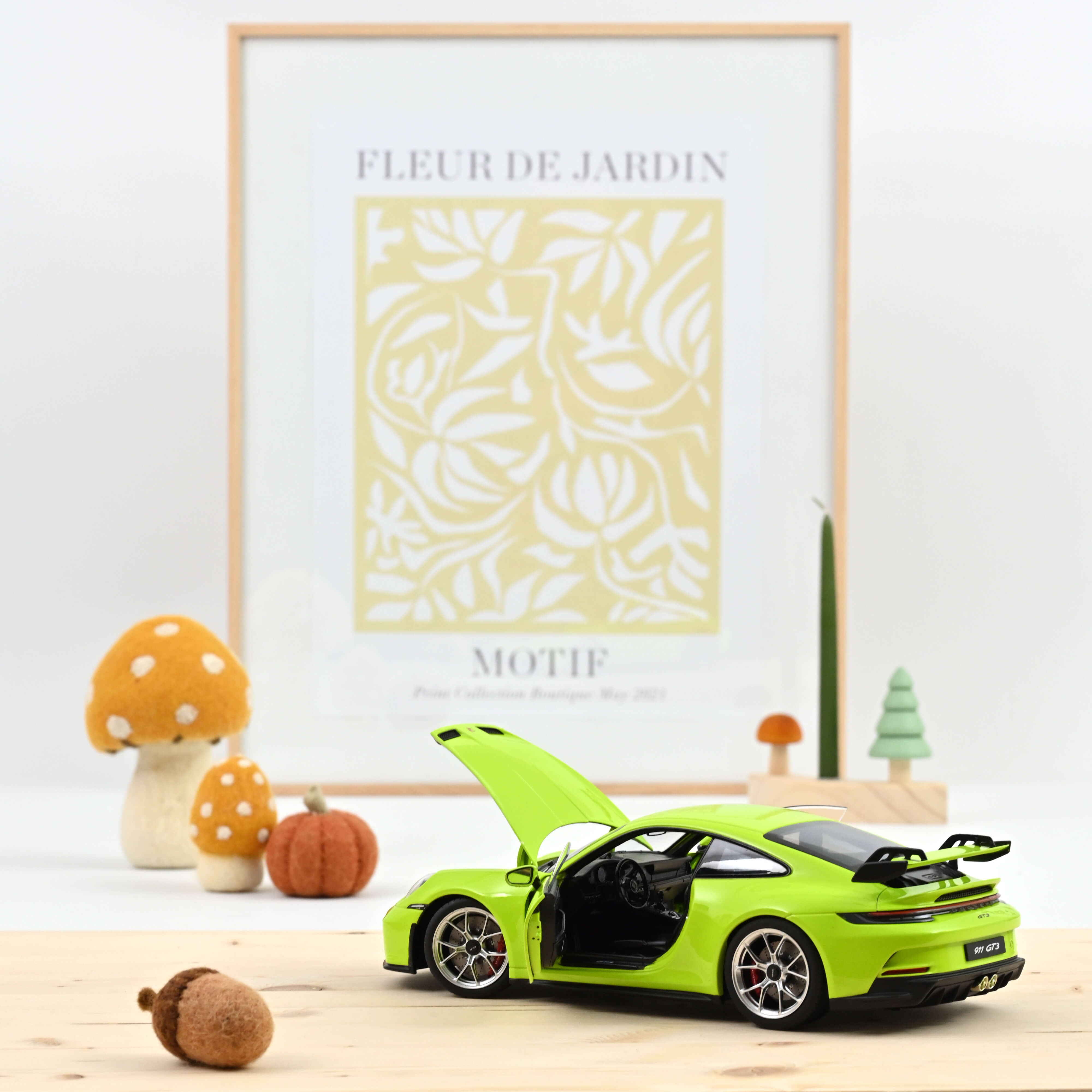 norev-porsche-911-gt3-2021-modellino-auto-1-18-verde-acido image 2