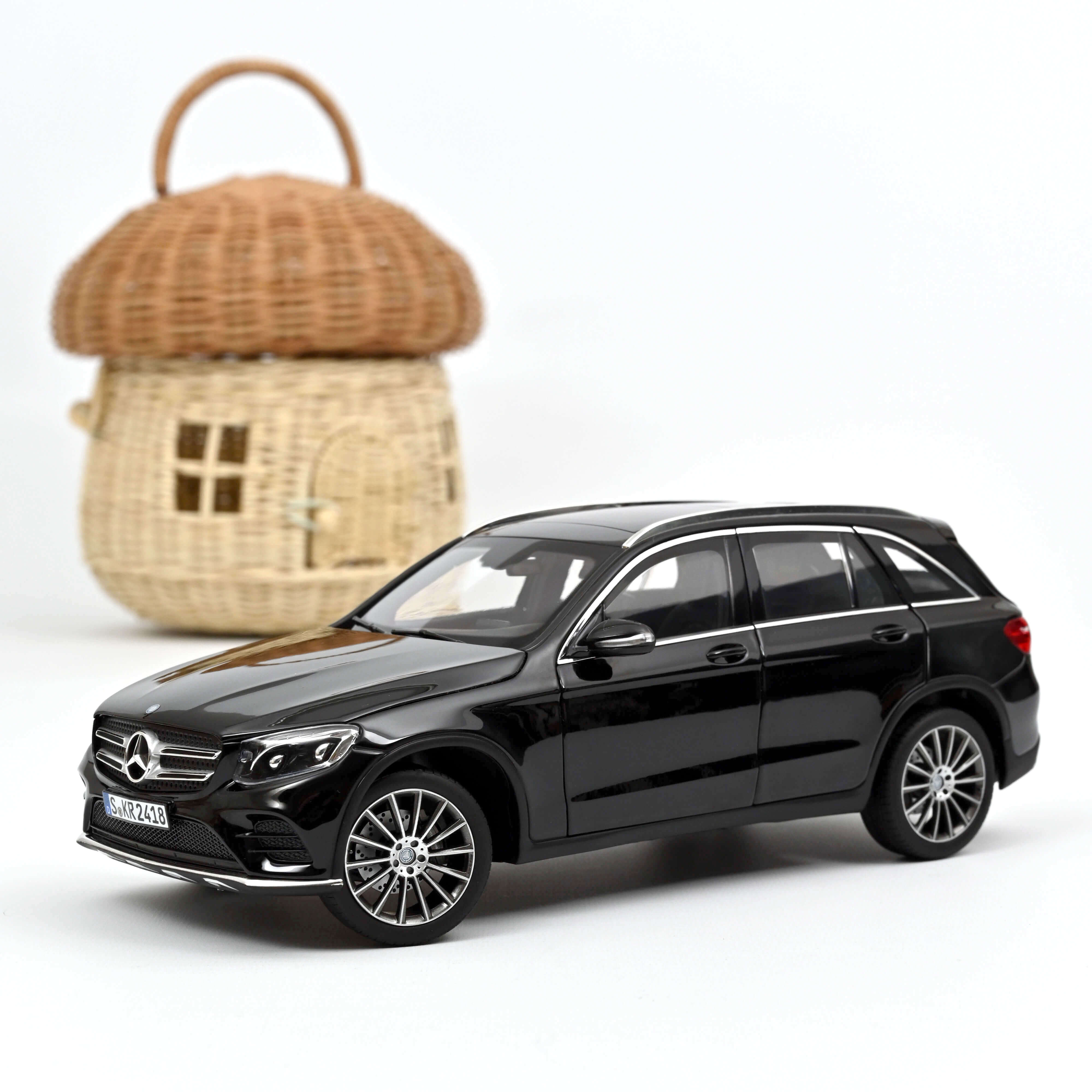 norev-mercedes-benz-glc-2015-noir-1-18-modellino-suv-die-cast image 1