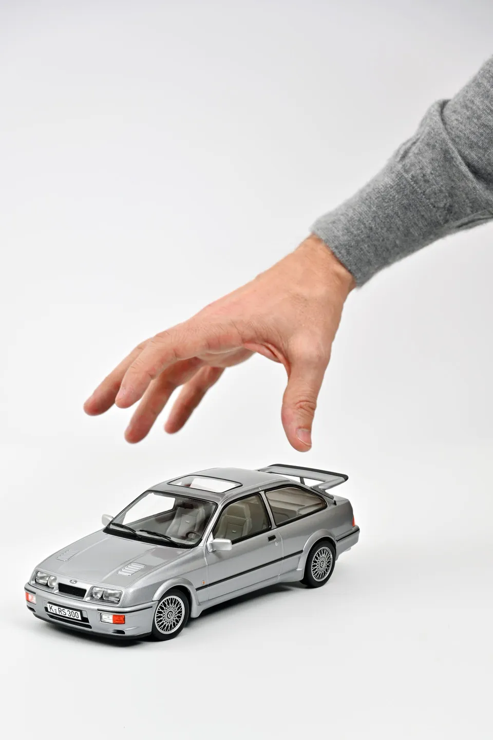 norev-ford-sierra-rs-cosworth-1986-grigio-metallizzato-1-18-modellino-die-cast image 1