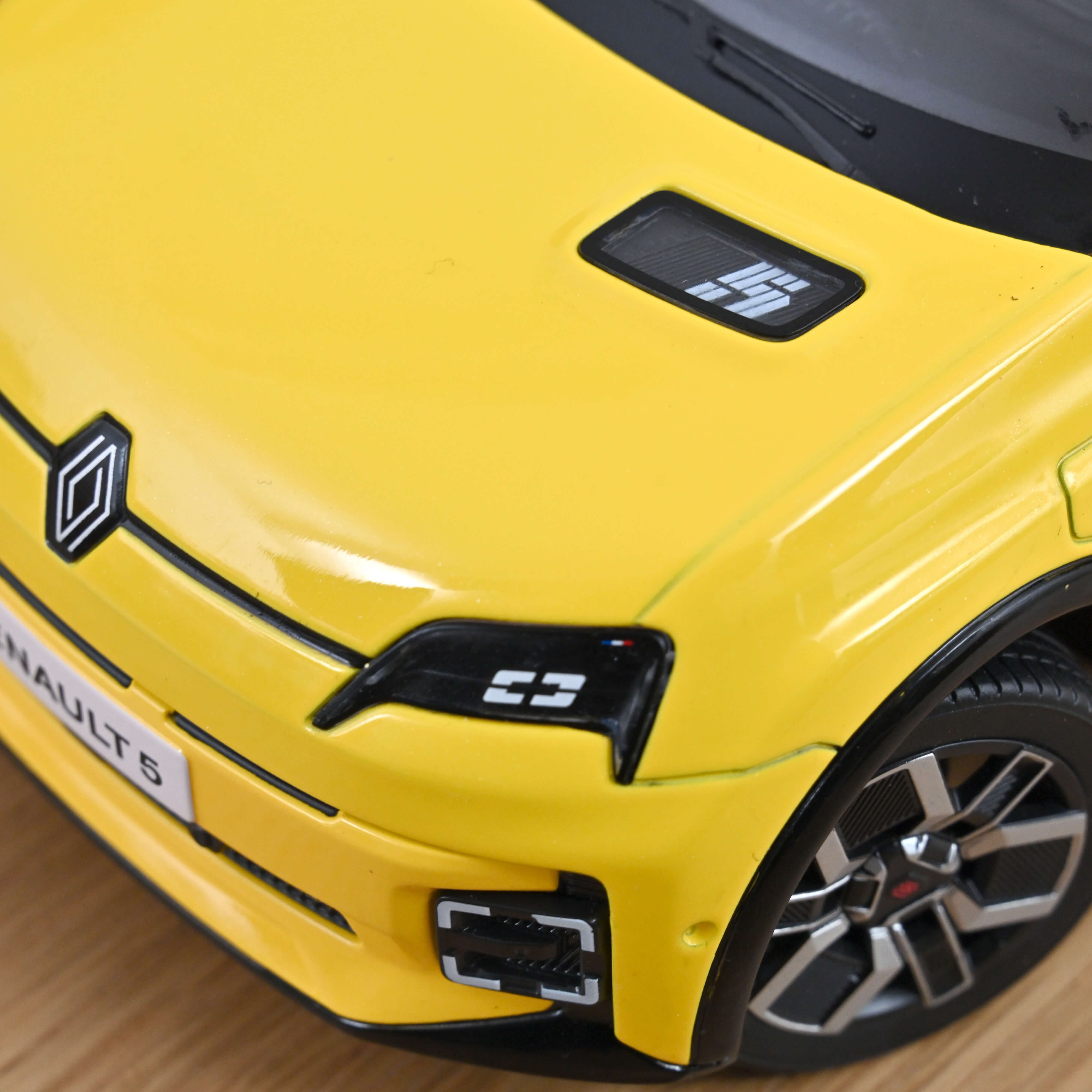 norev-renault-5-e-tech-electrique-2024-modellino-auto-1-18-giallo-pop-e-nero image 6
