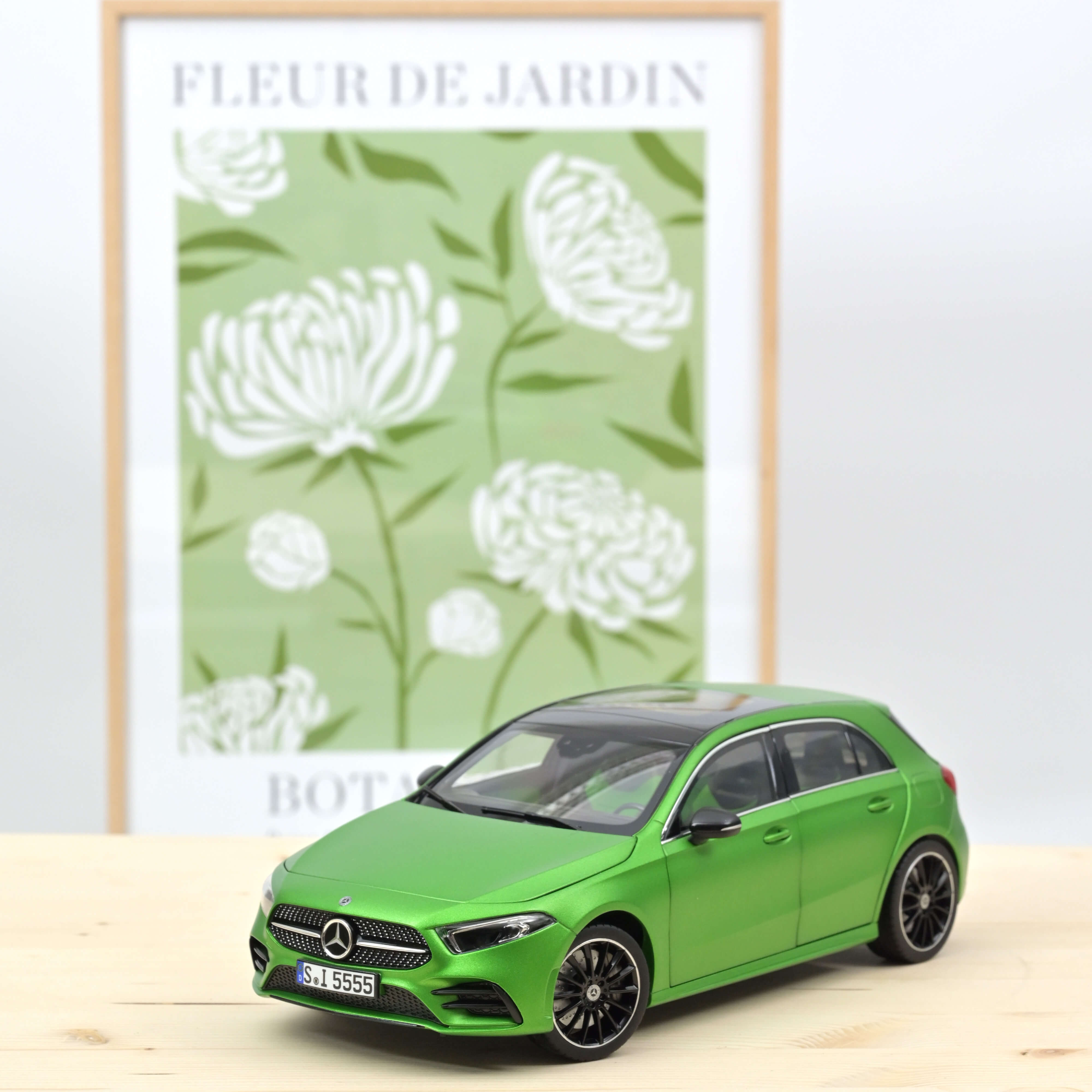 norev-mercedes-benz-classe-a-amg-line-2018-verde-metallizzato-1-18-200-pz image 1
