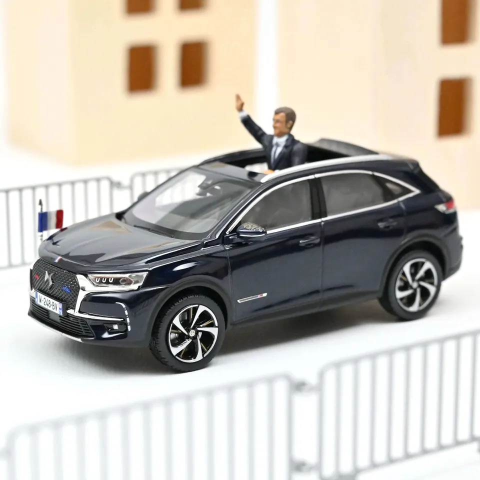 norev-ds-7-crossback-auto-presidenziale-emmanuel-macron-2017-1-43 image 1