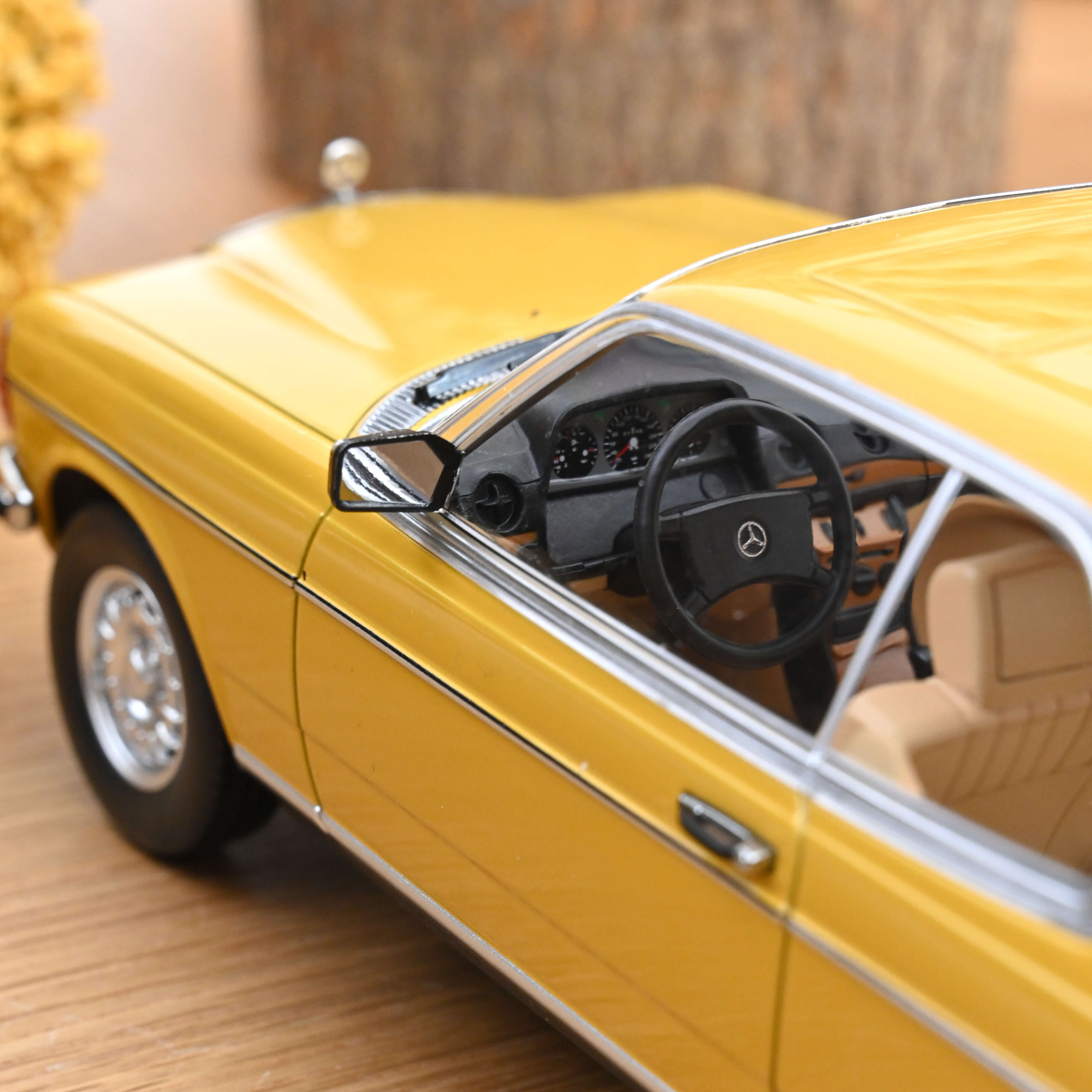 norev-mercedes-benz-280-ce-1980-1-18-jaune-sahara-coup-w123 image 3