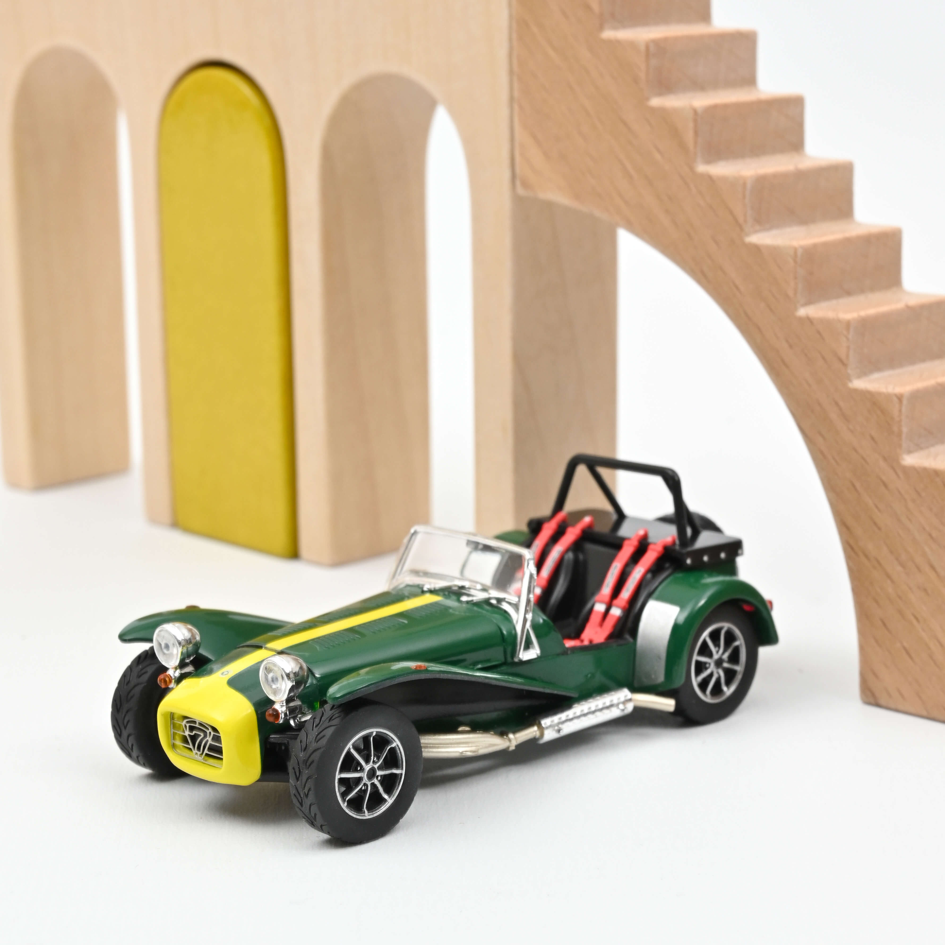 norev-caterham-super-seven-1979-modellino-auto-1-43-verde-e-giallo image 1