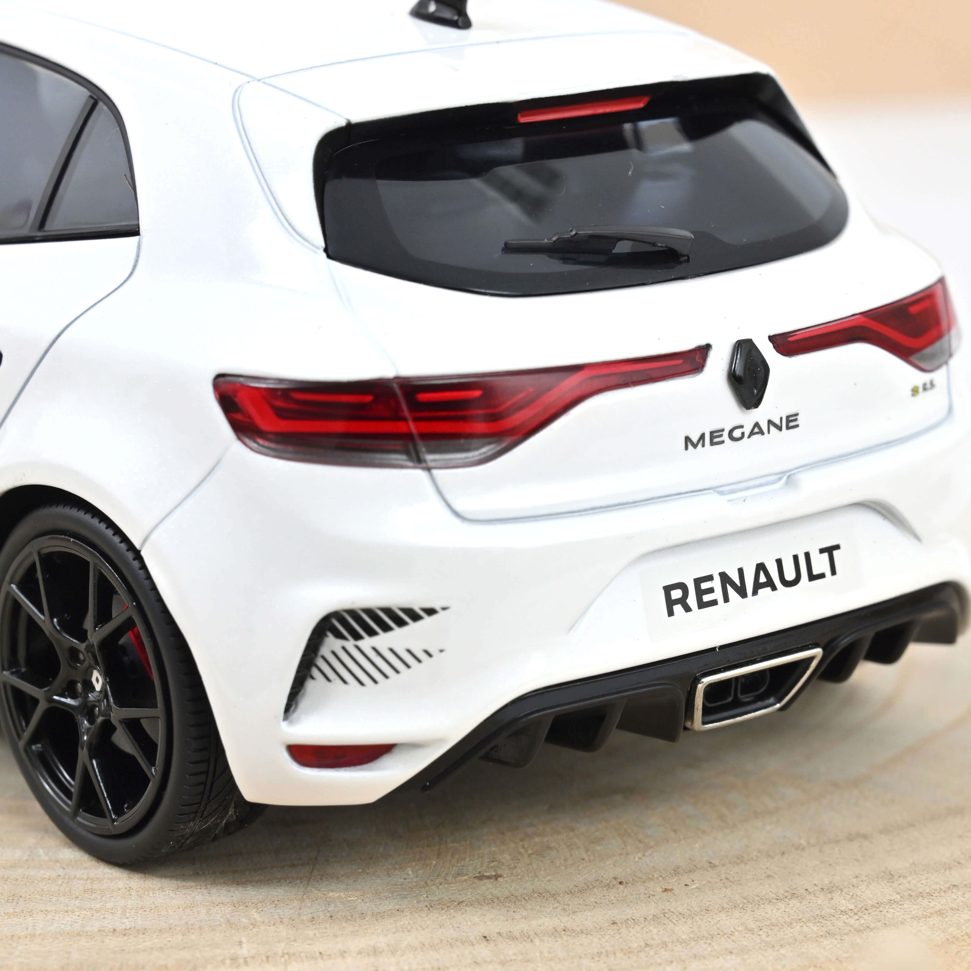 norev-renault-m-gane-r-s-ultime-2023-modellino-1-18-bianco-nacr image 4