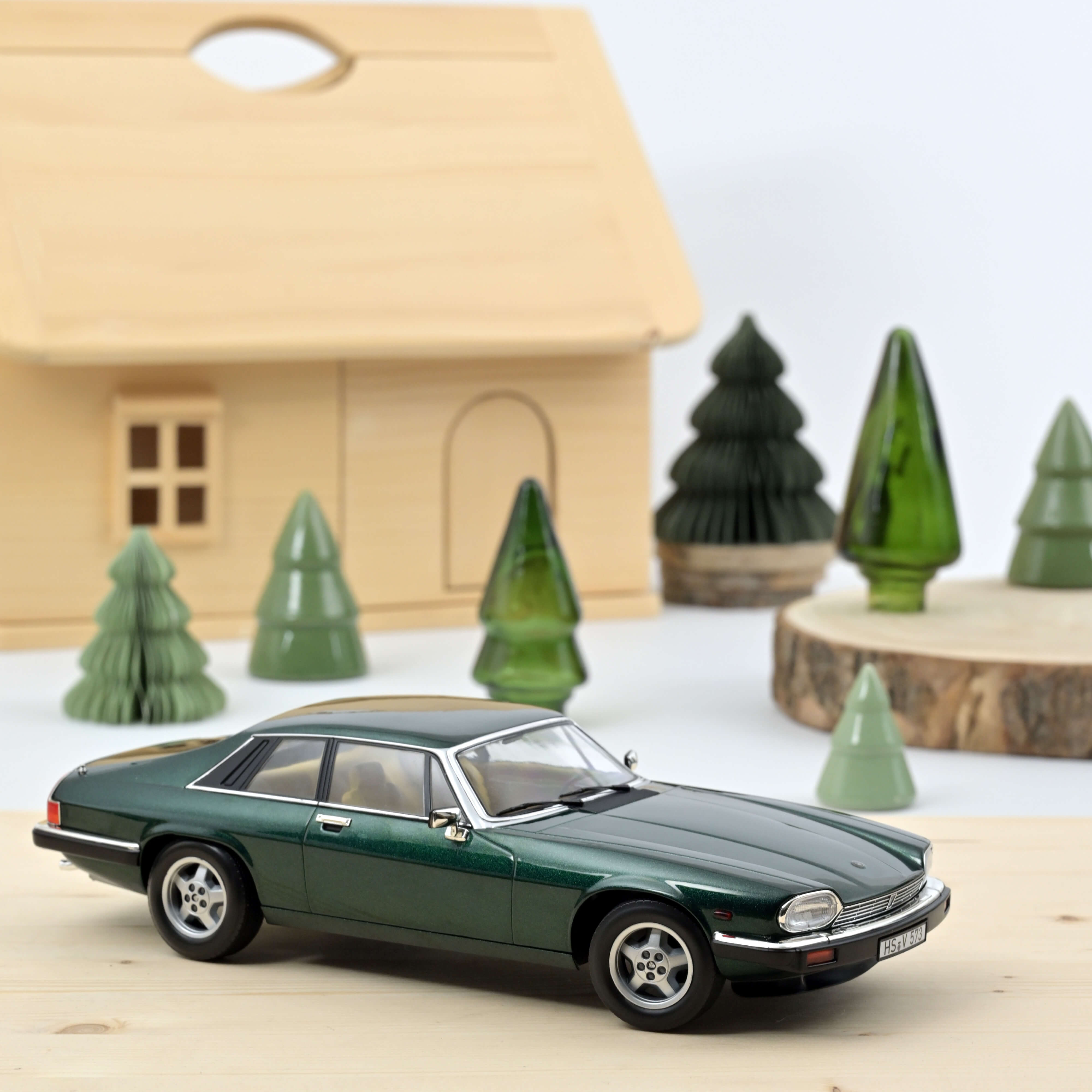 norev-jaguar-xj-s-5-3-h-e-coup-1982-verde-metallizzato-modellino-die-cast-1-18 image 1