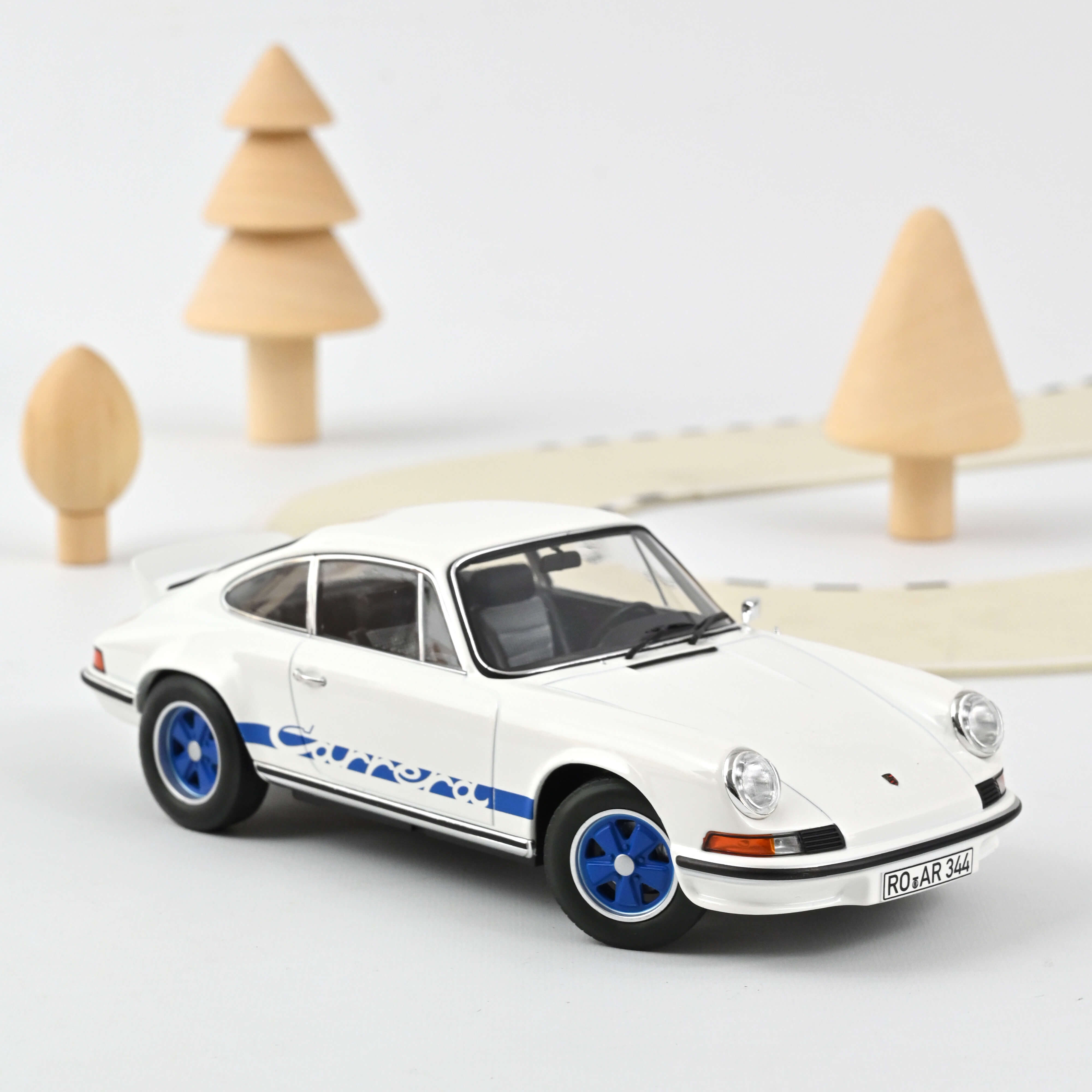 norev-porsche-911-rs-1973-bianco-blu-deco-modellino-1-18-edizione-200-pezzi image 1