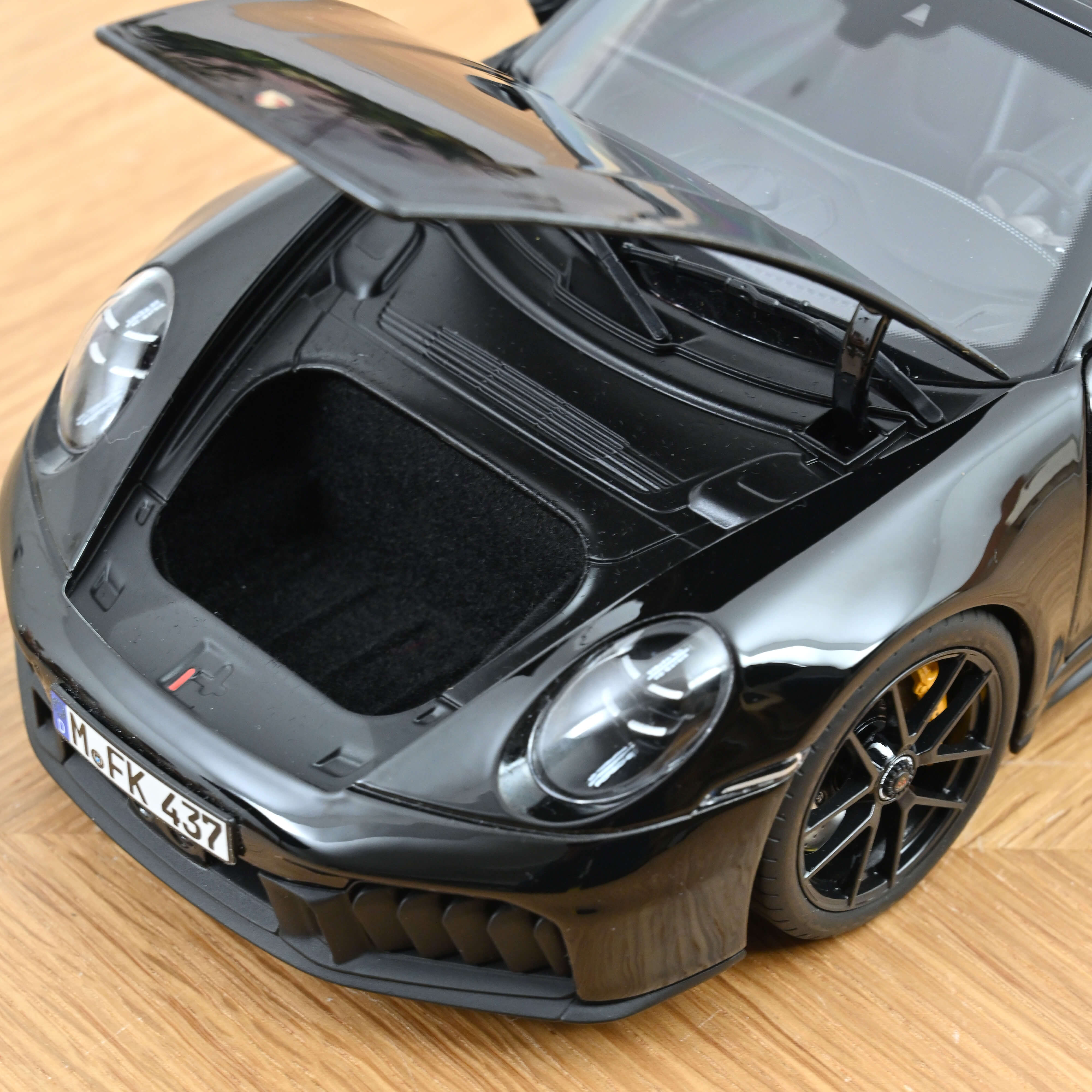 norev-porsche-911-targa-4-gts-2025-nera-1-18-edizione-200-pz image 6