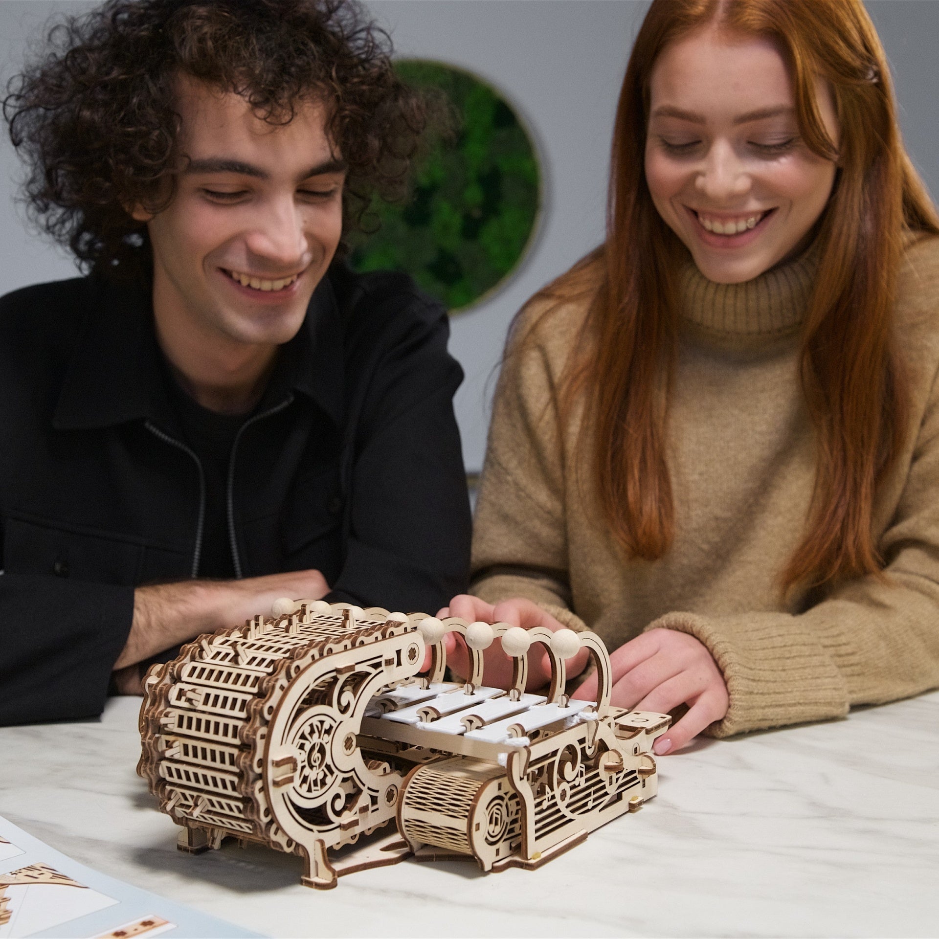 ugears-mechanical-celesta-strumento-musicale-meccanico-in-legno-fai-da-te image 7