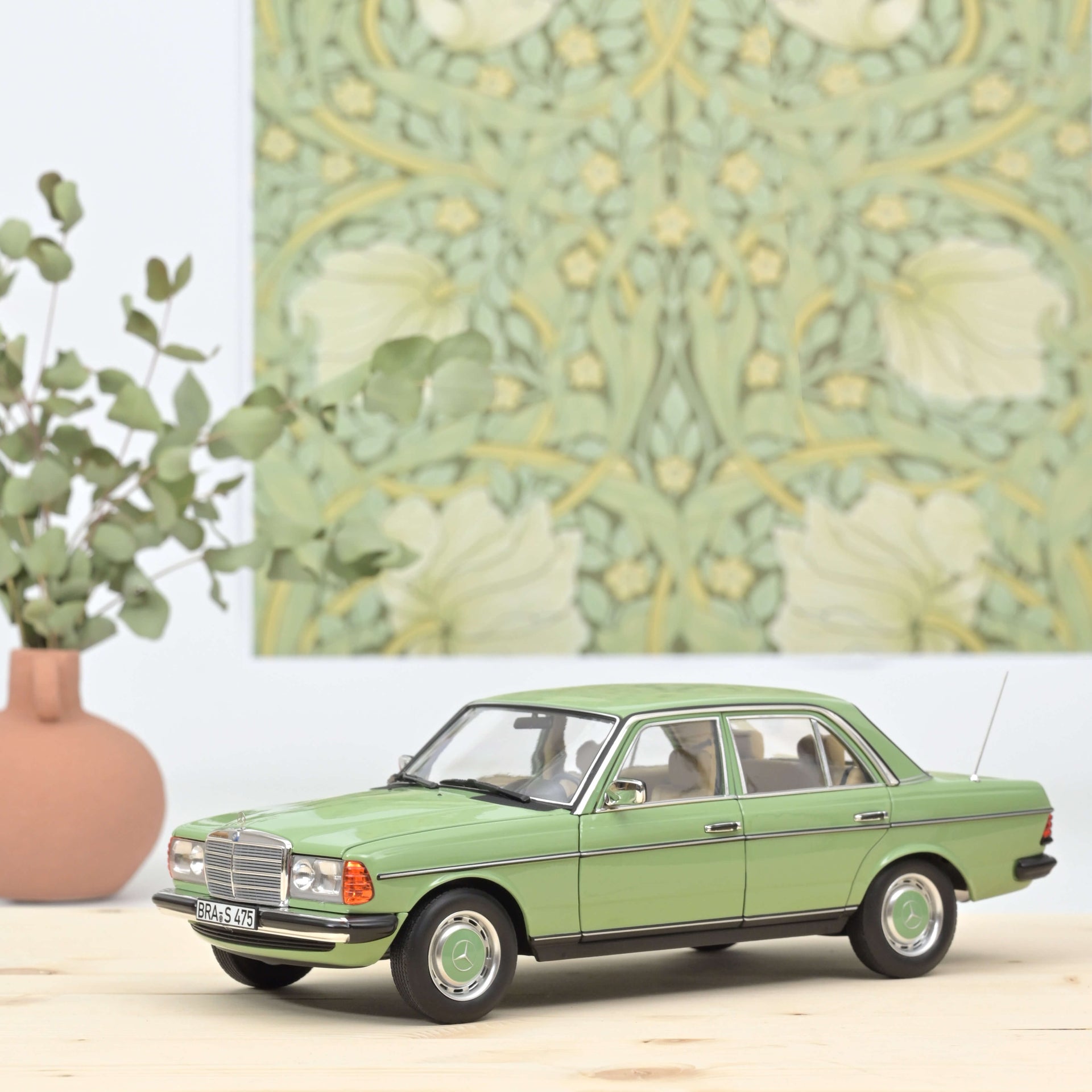 norev-mercedes-benz-200-1982-light-green-modellino-auto-1-18 image 1