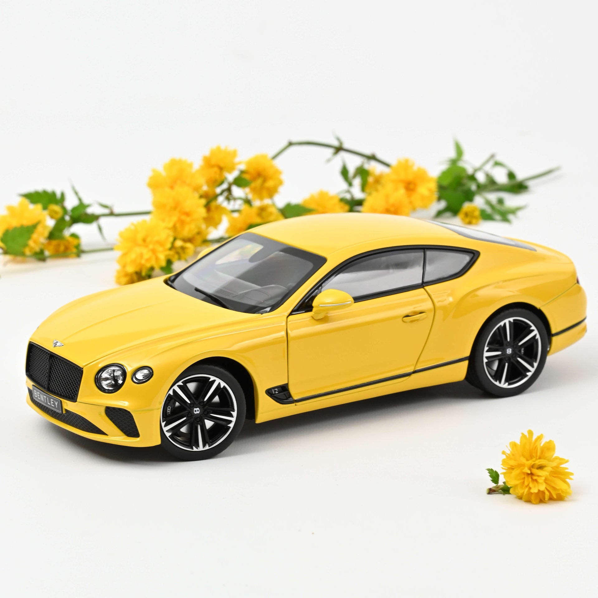 norev-bentley-continental-gt-2018-modellino-auto-1-18-giallo-monaco image 1