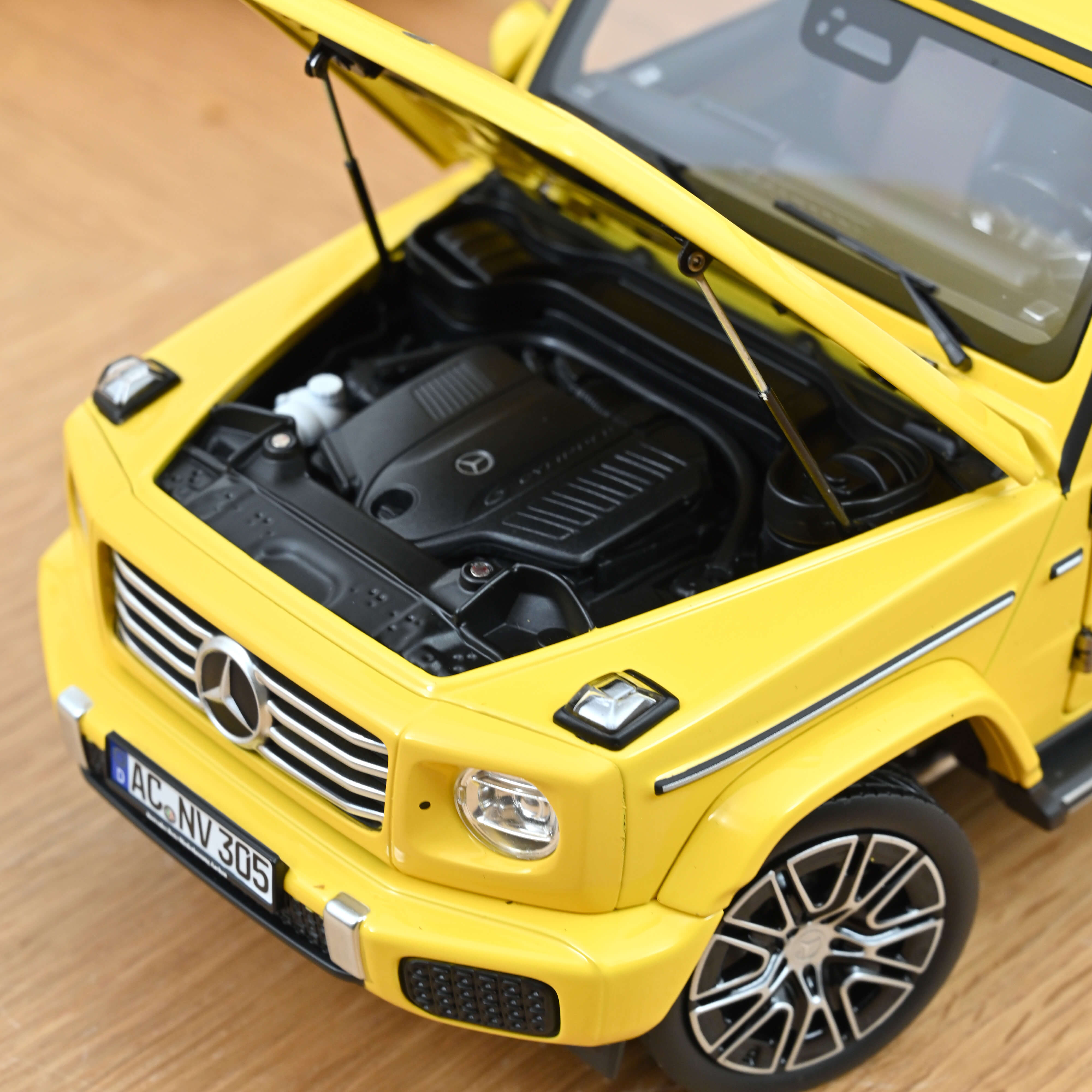 norev-mercedes-benz-classe-g-2024-jaune-soleil-modellino-1-18 image 4