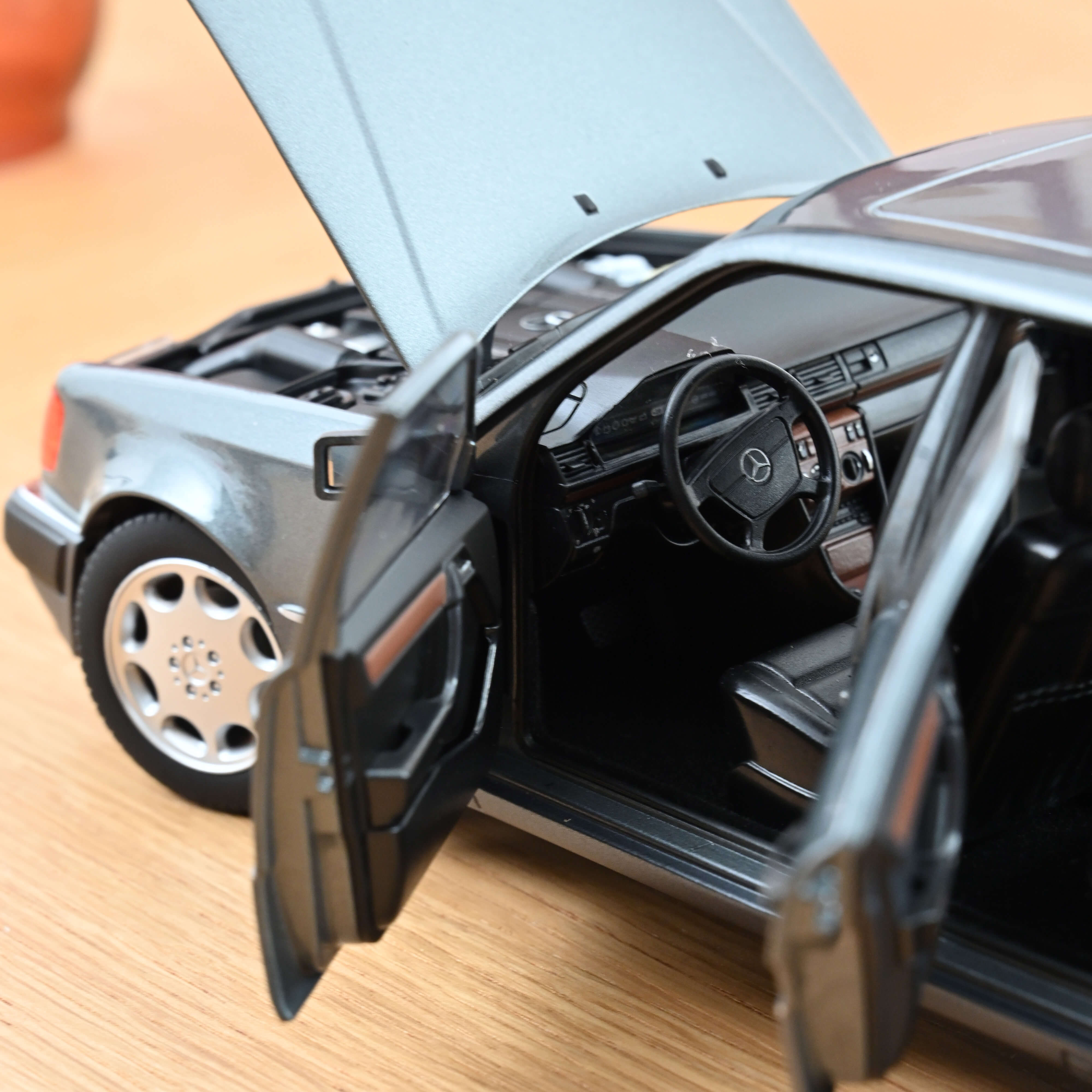 norev-mercedes-benz-500-e-1990-grigio-metallizzato-1-18 image 5