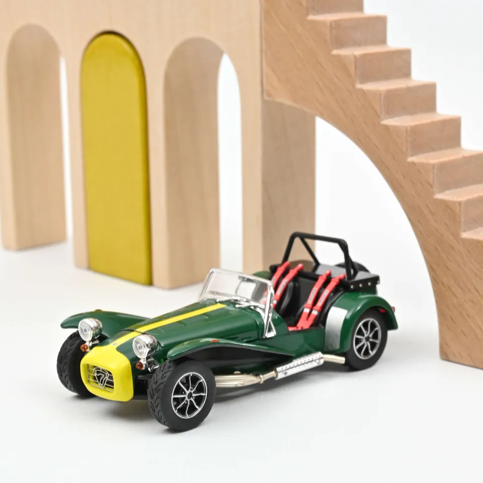 norev-caterham-super-seven-1979-modellino-auto-1-43-verde-e-giallo image 1