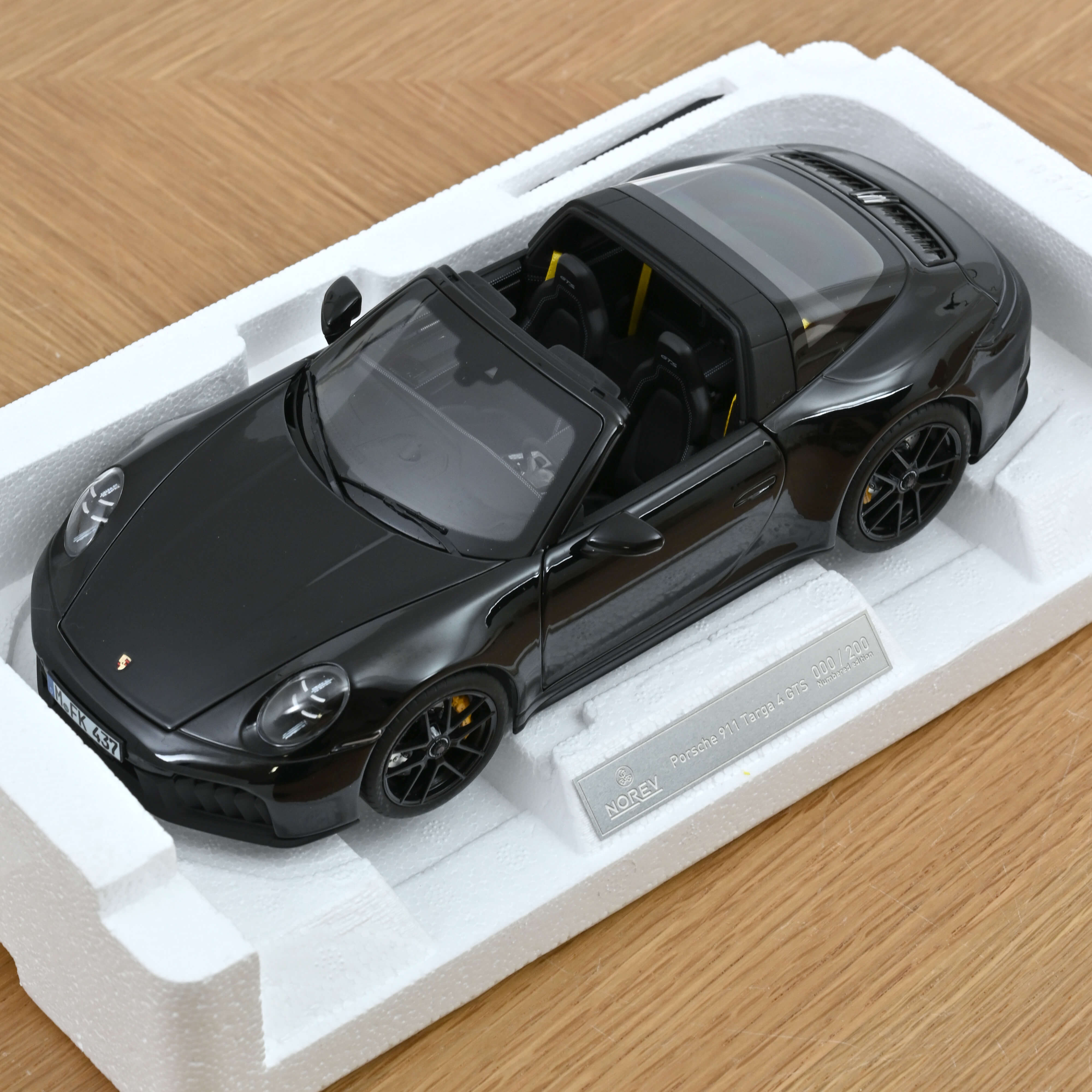norev-porsche-911-targa-4-gts-2025-nera-1-18-edizione-200-pz image 7
