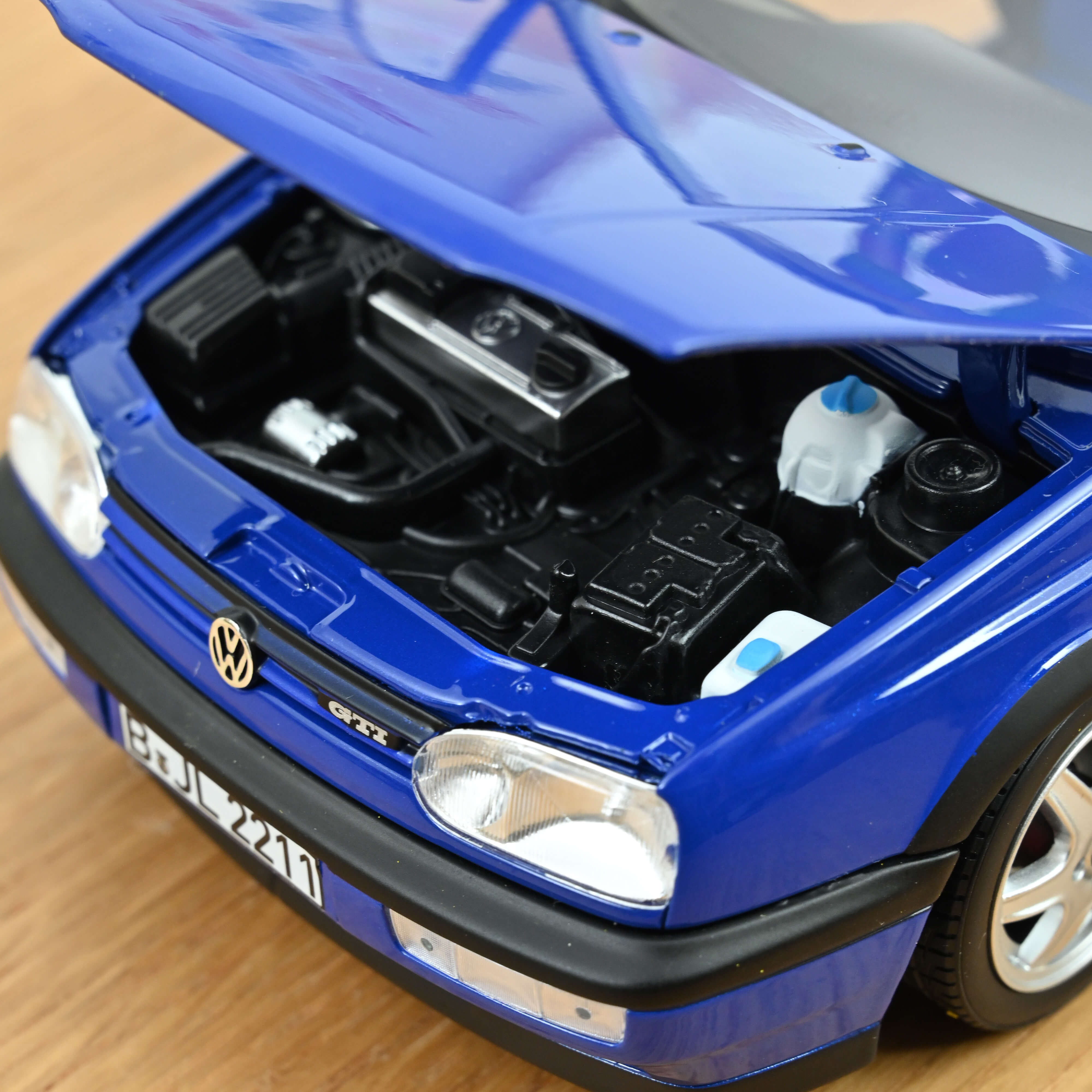 norev-vw-golf-gti-color-concept-1994-modellino-auto-1-18-blu-jazz image 5