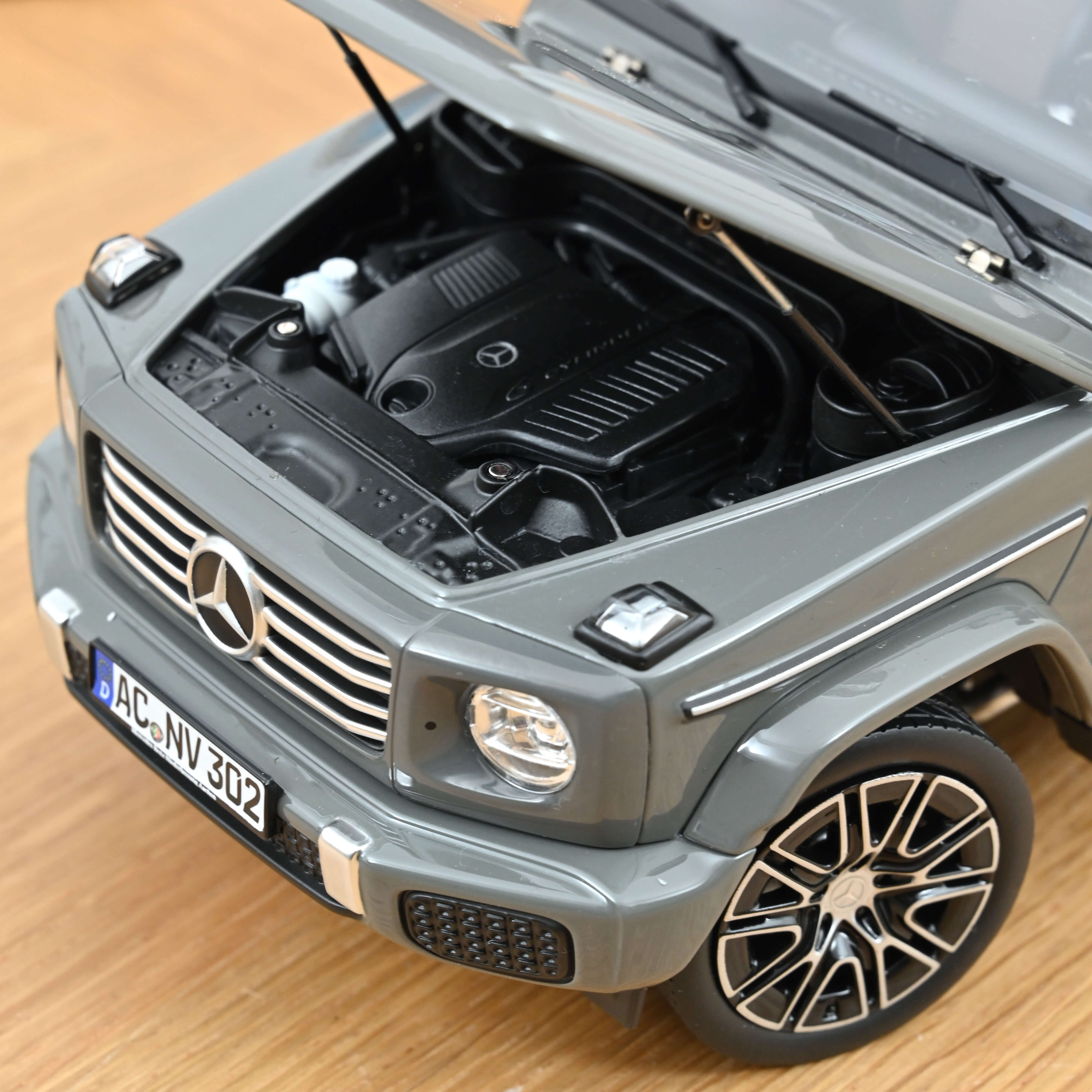 norev-mercedes-benz-classe-g-2024-grigio-classic-modellino-1-18 image 4