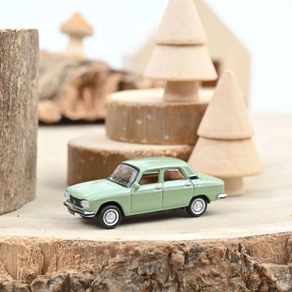 norev-peugeot-304-berline-1977-verde-dorato-metallizzato-1-87 image 1