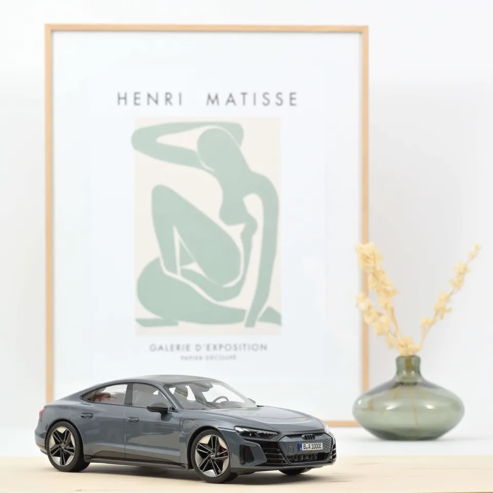 norev-audi-rs-e-tron-gt-2021-grigio-metallizzato-1-18-200pcs-modellino-auto image 1