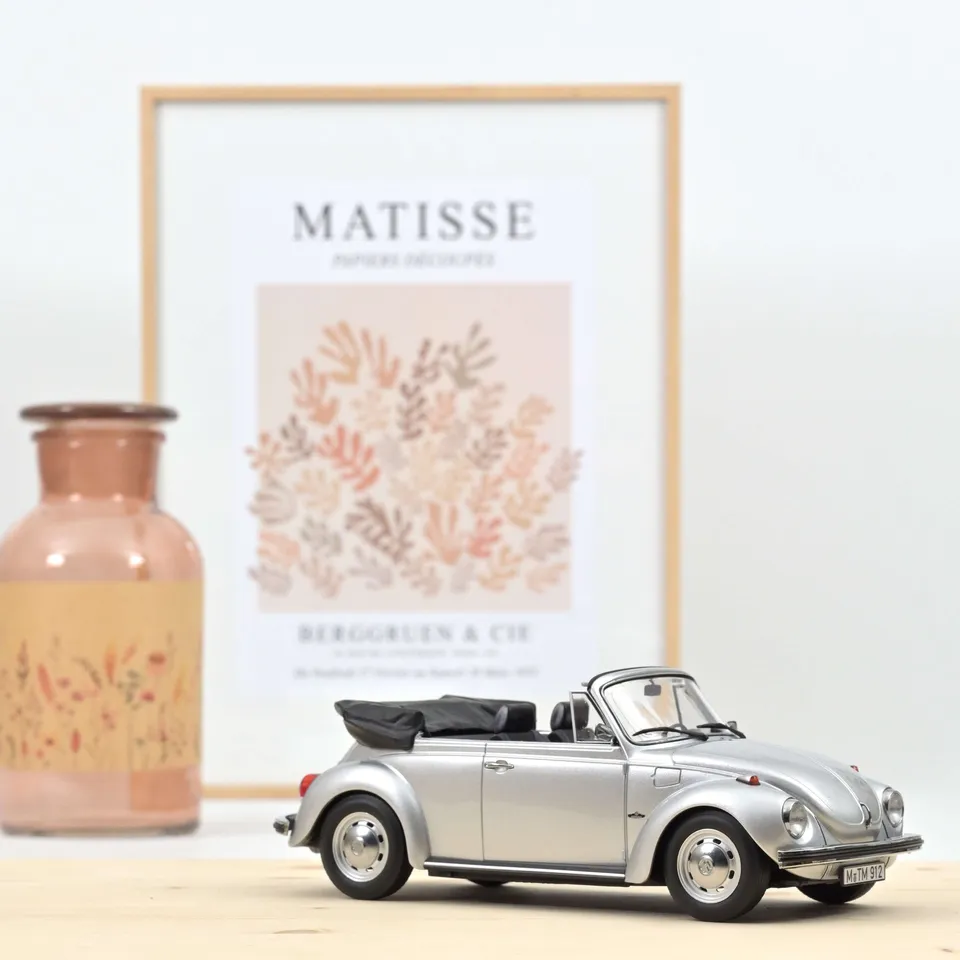 norev-vw-1303-cabriolet-1973-argento-1-18-modellino-maggiolone-super-beetle image 1