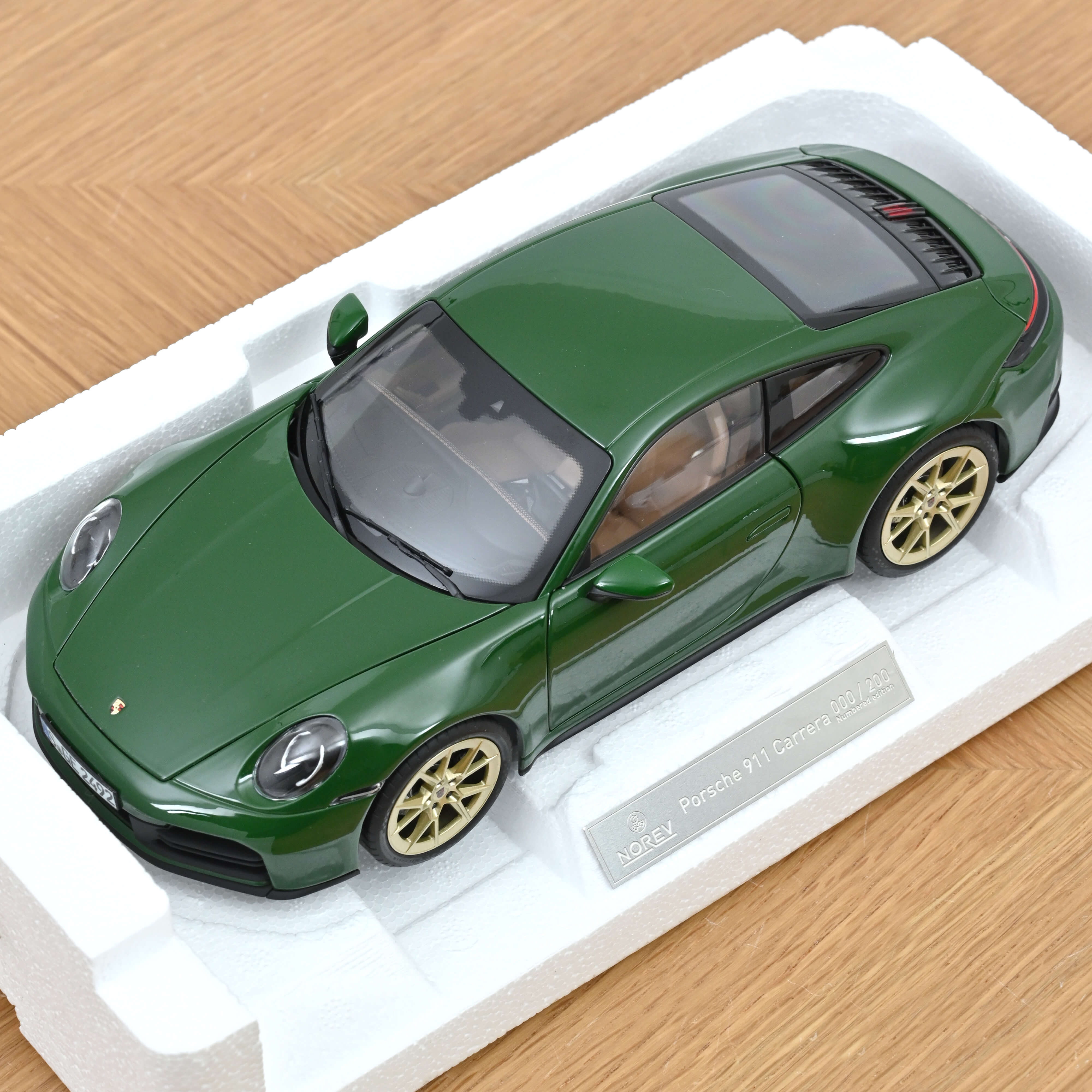 norev-porsche-911-carrera-2025-verde-irlandese-1-18-edizione-limitata-200-pezzi image 6