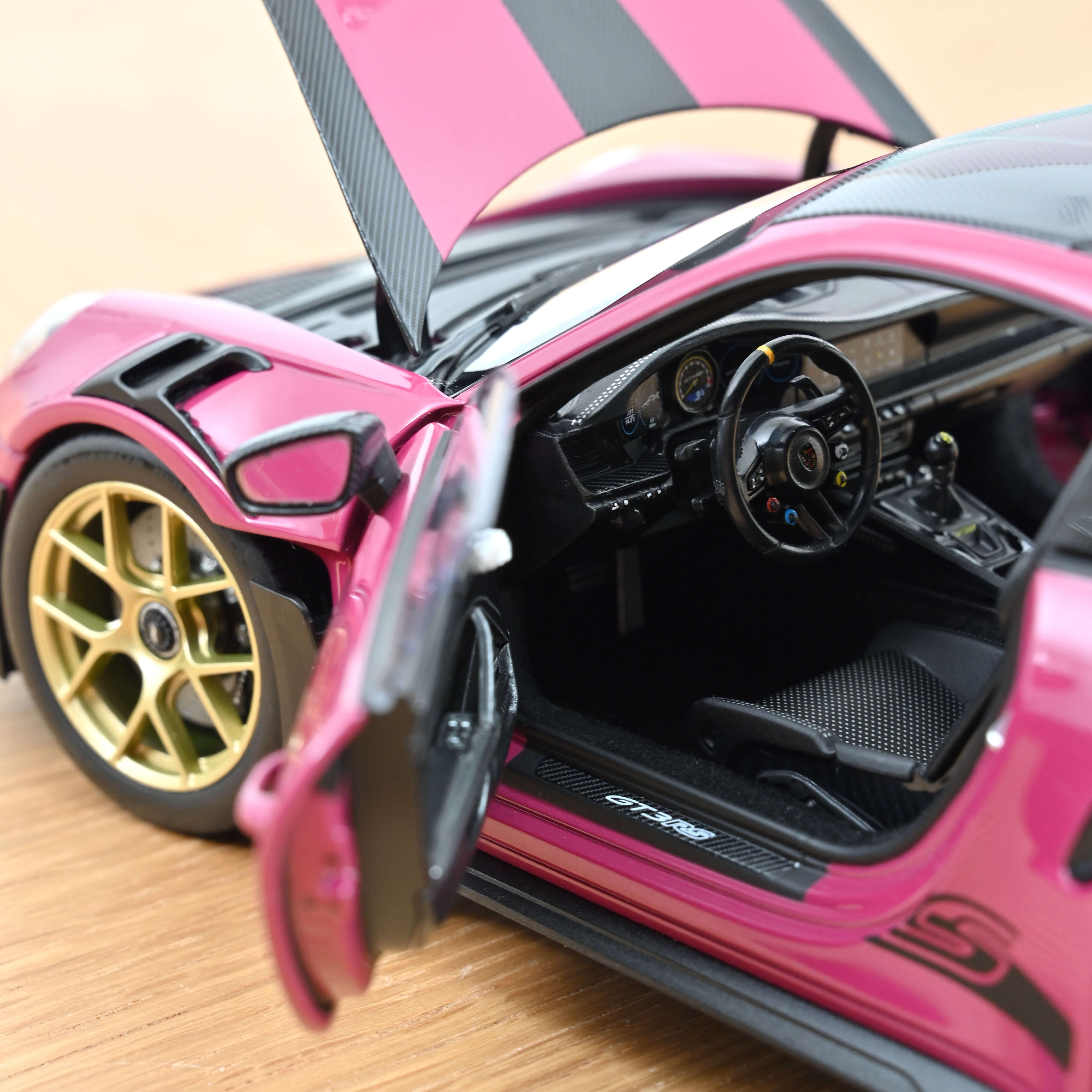 norev-porsche-911-gt3-rs-con-pack-weissach-2022-modellino-auto-1-18-ruby-star image 5