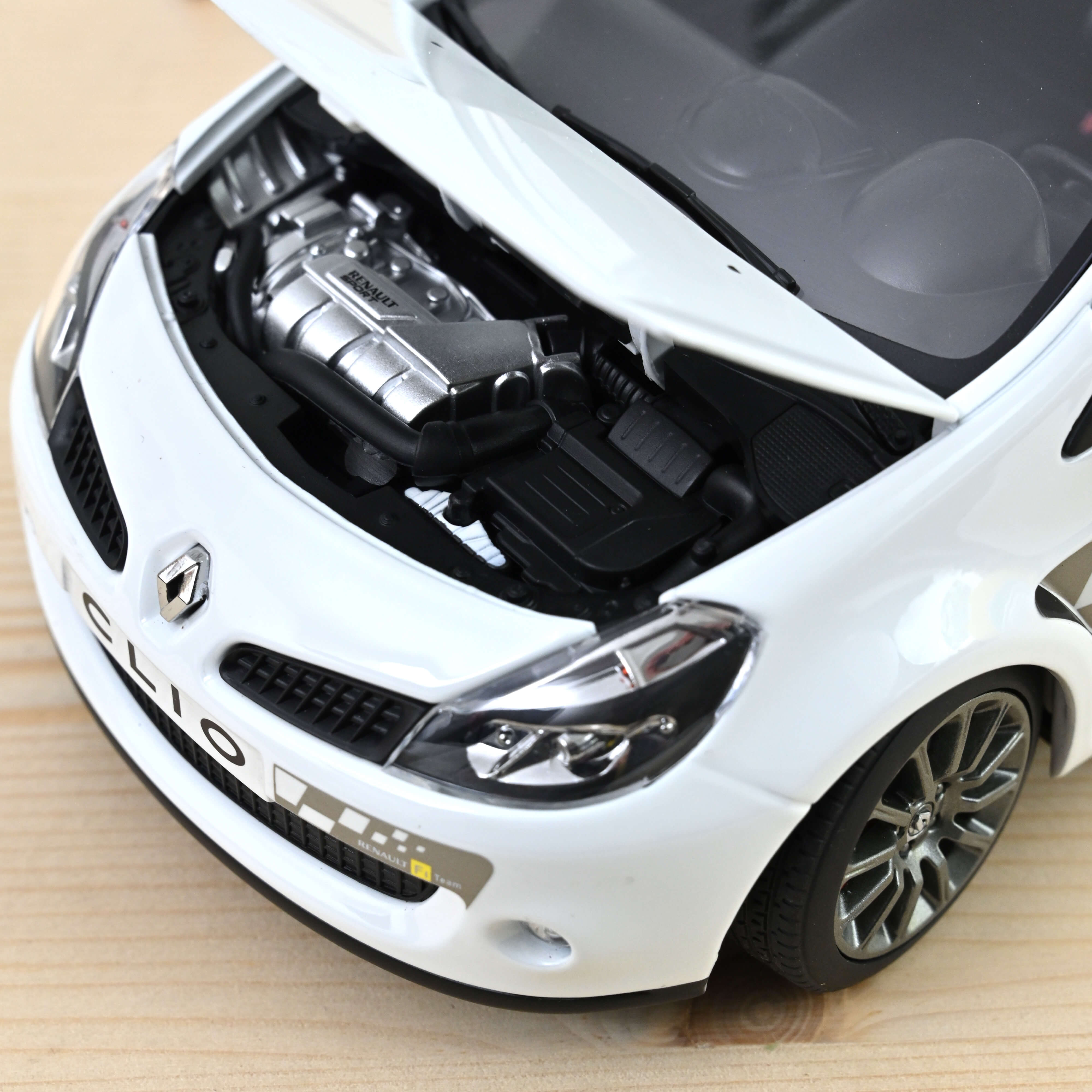 norev-renault-clio-r-s-f1-team-2007-bianco-glacier-1-18-300-pz image 3
