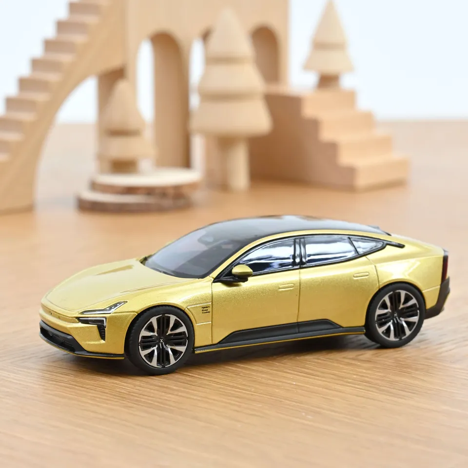 norev-polestar-5-2025-modellino-auto-1-43-oro-gold-edizione-collector image 1