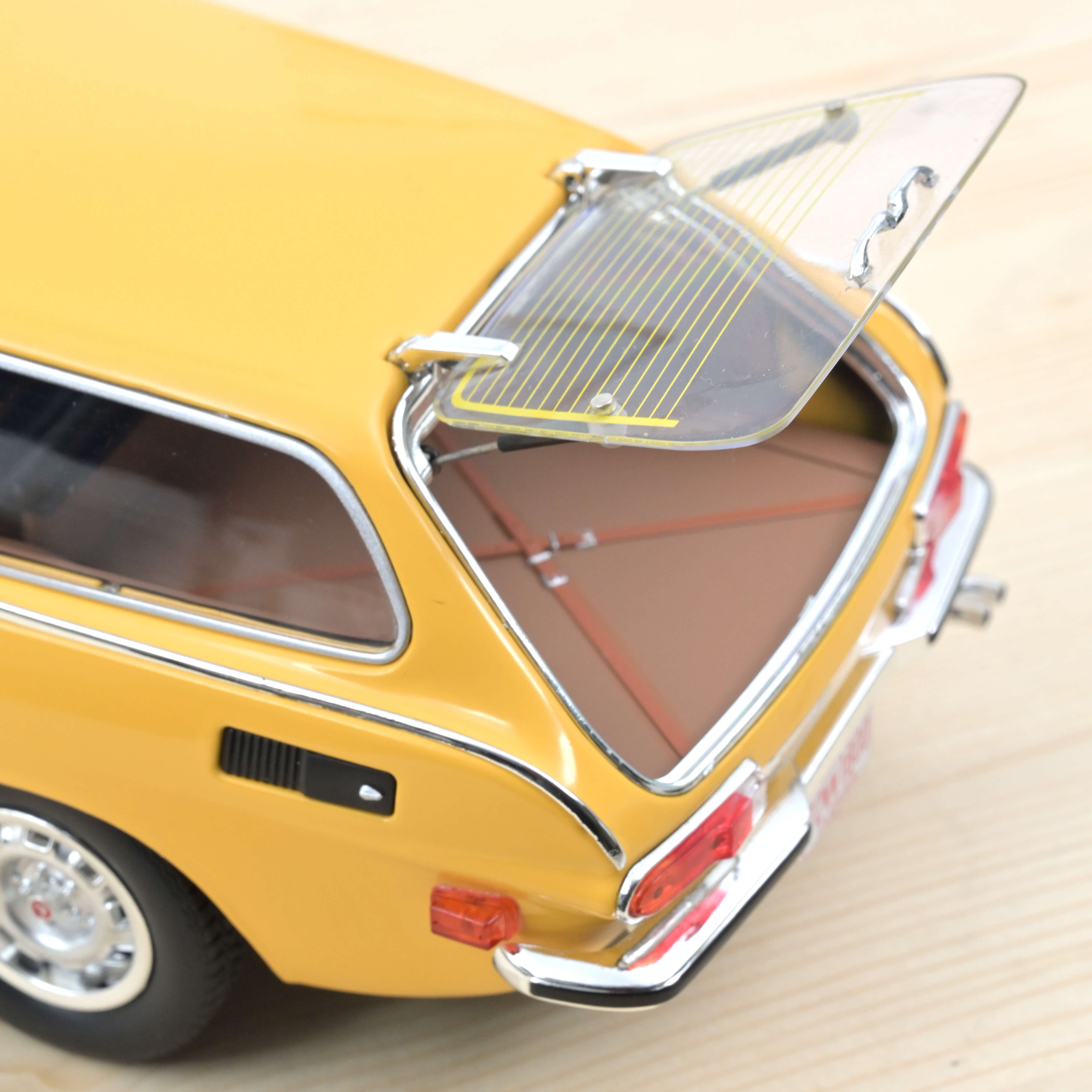 norev-volvo-1800-es-versione-usa-1972-giallo-sole-1-18-edizione-400-pz image 3