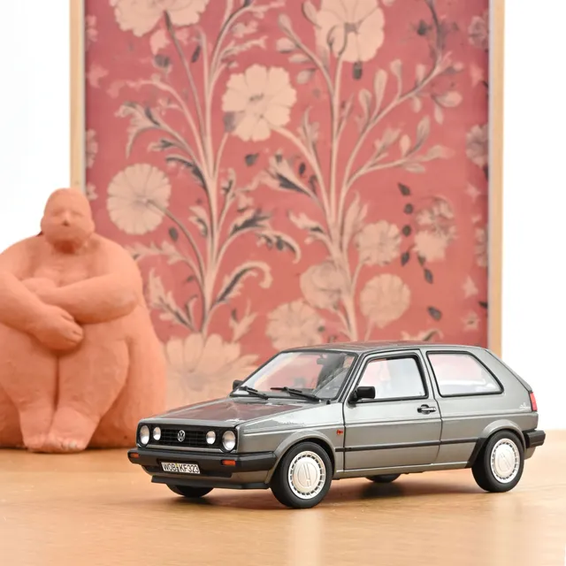 norev-vw-golf-champion-1990-modellino-auto-1-18-grigio-metallizzato image 1