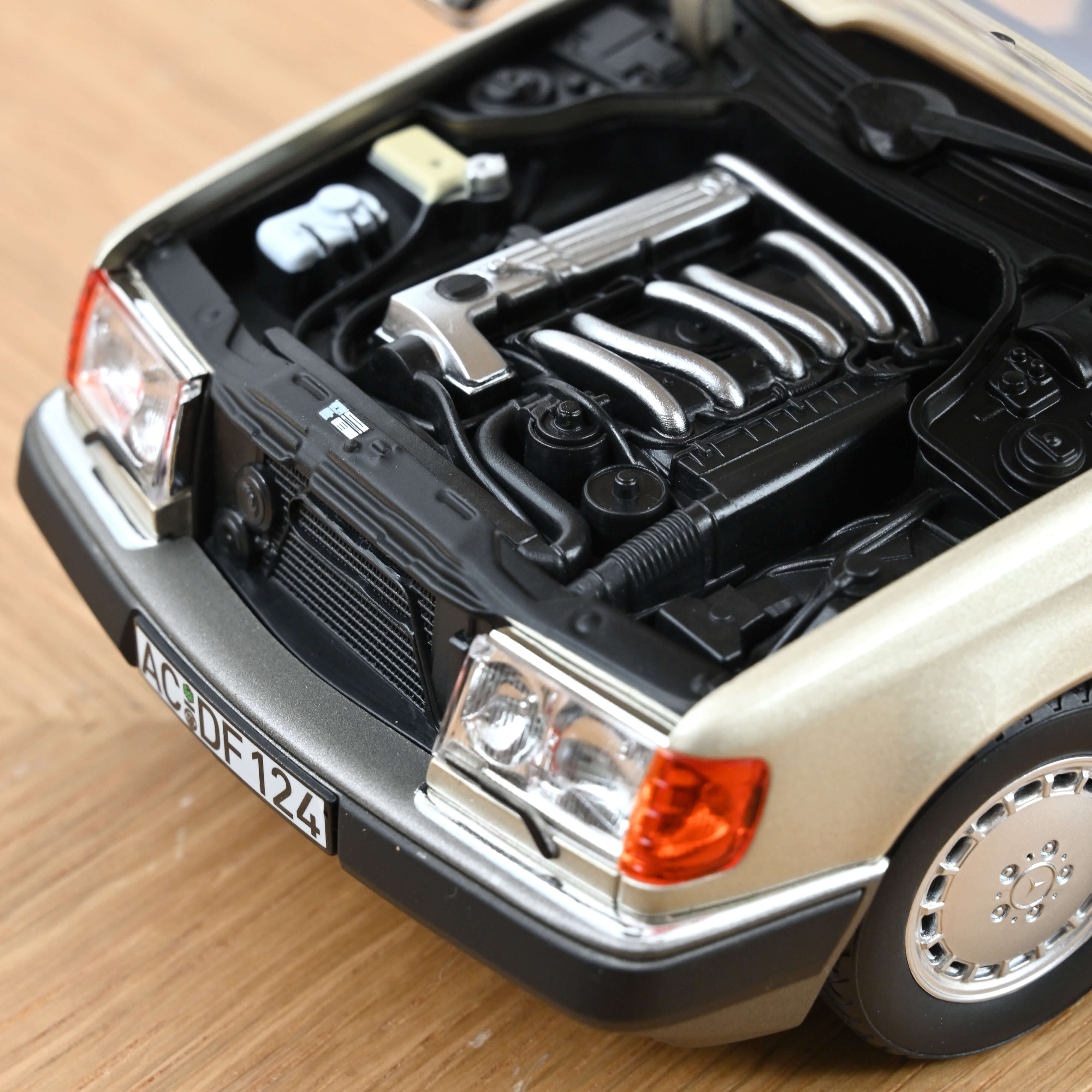 norev-mercedes-benz-300-td-1990-argent-fum-1-18-200-pz image 4