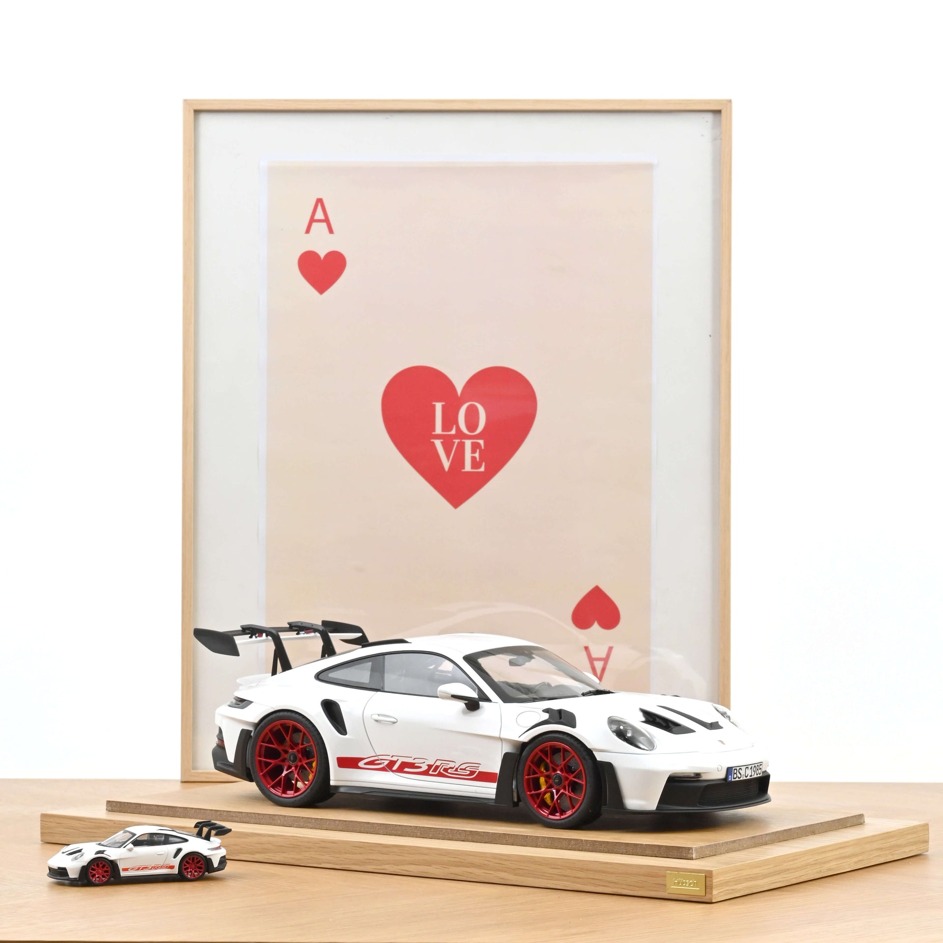 norev-porsche-911-gt3-rs-2022-bianco-e-rosso-pyro-1-12-modellino image 1