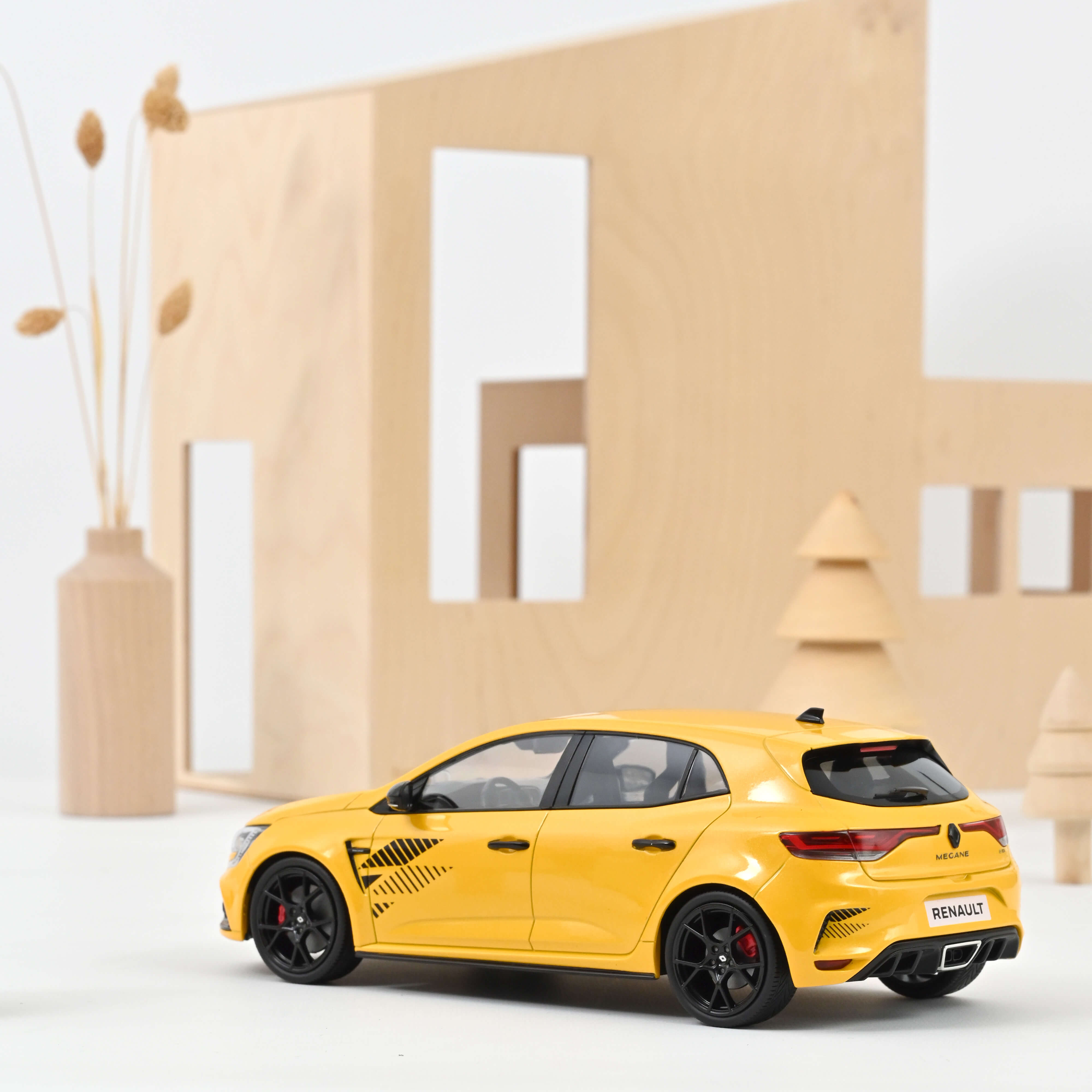 norev-renault-m-gane-r-s-ultime-2023-modellino-1-18-giallo-sirius image 2