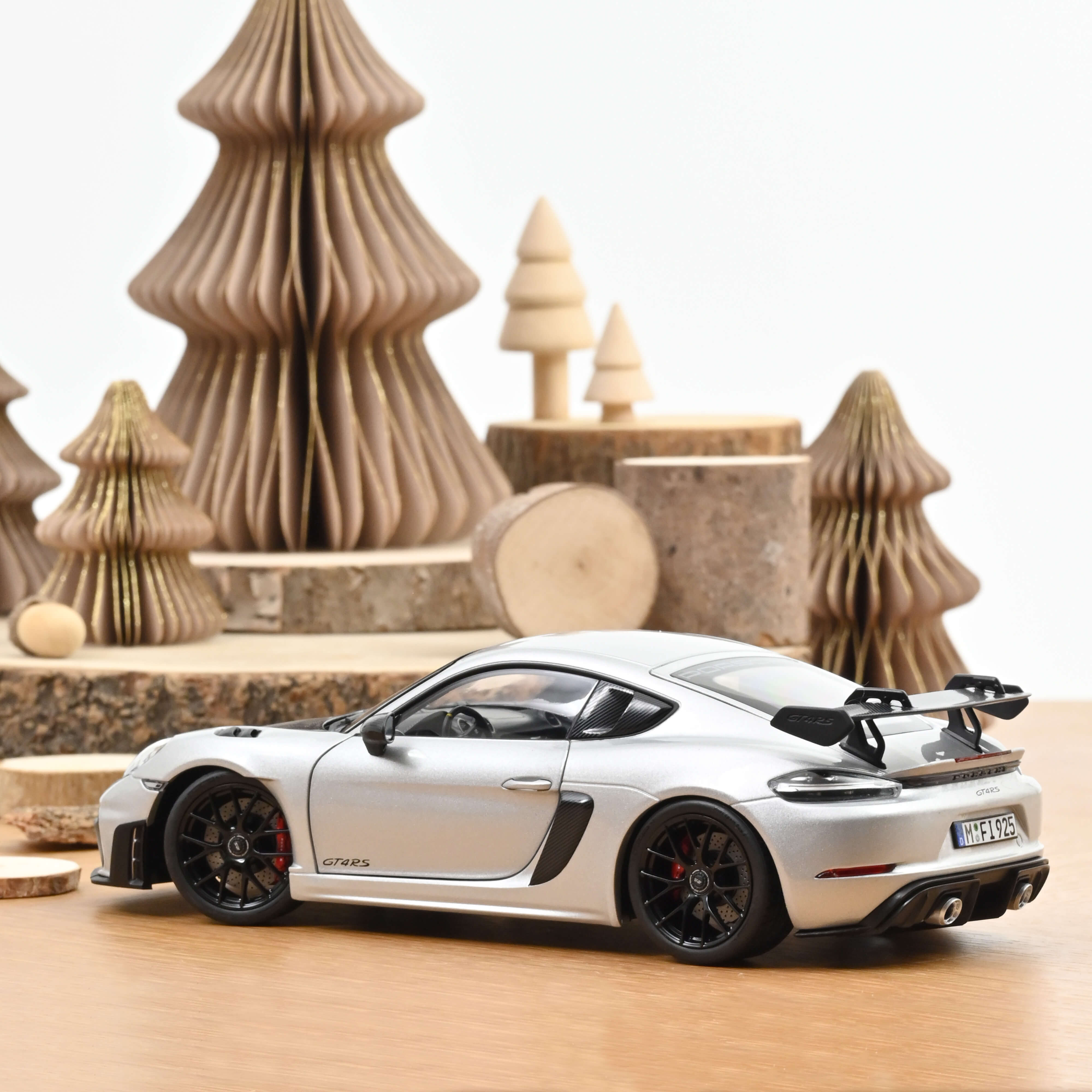 norev-porsche-cayman-gt4-rs-pack-weissach-2023-argent-gt-1-18 image 3