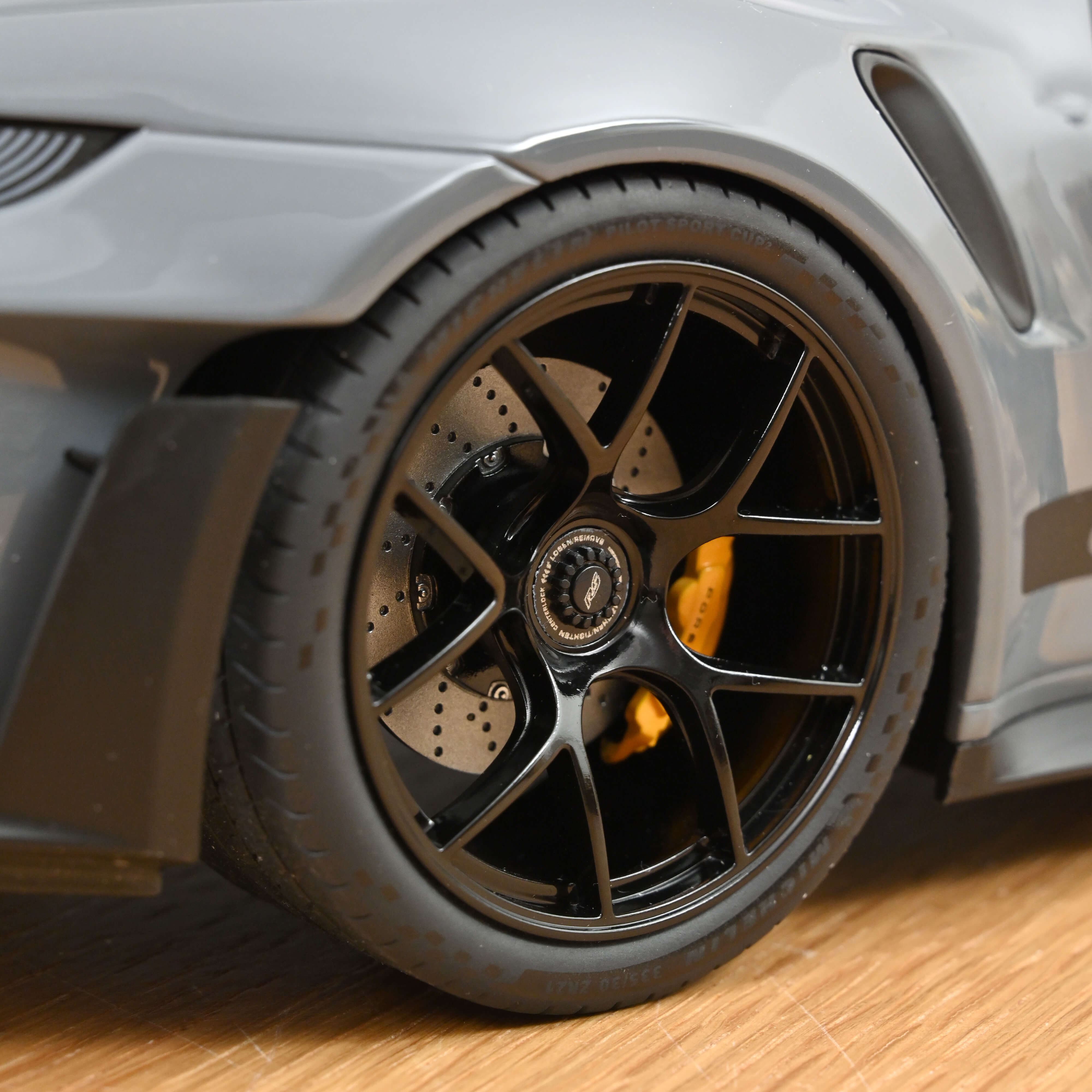 norev-porsche-911-gt3-rs-pack-weissach-2022-1-12-grigio-artico-200-pz image 3