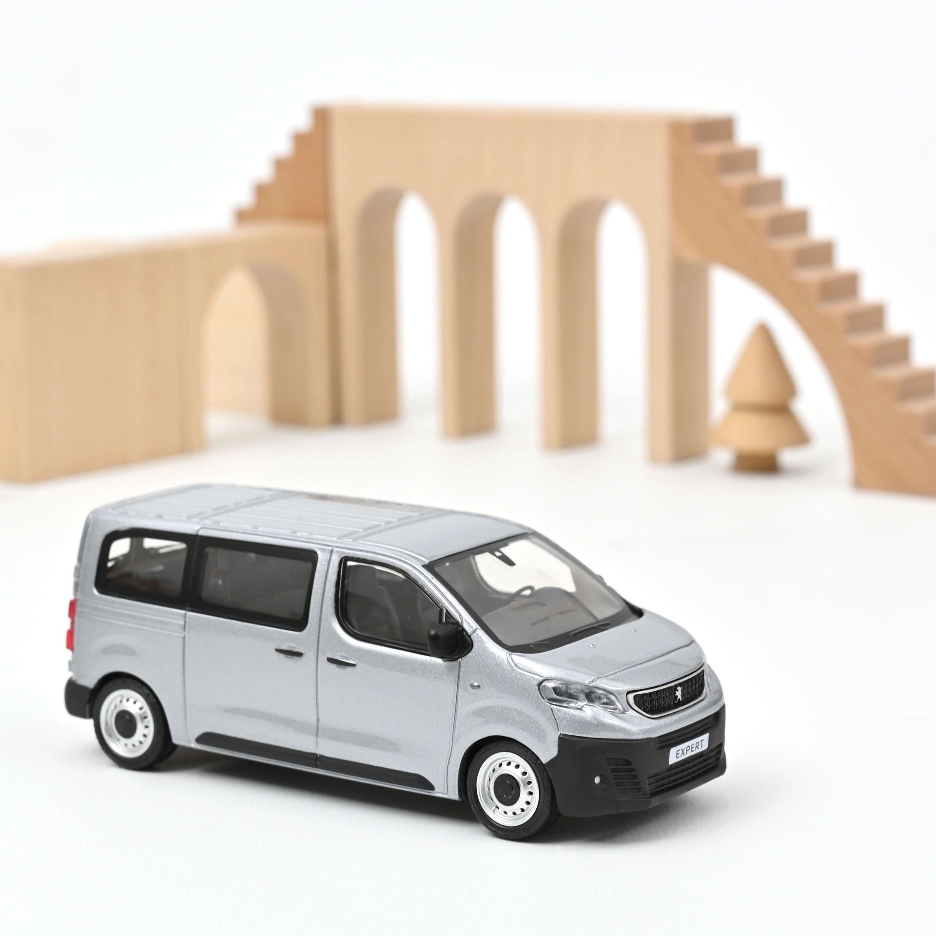 norev-peugeot-expert-2016-modellino-furgone-1-43-argento-aluminium image 1