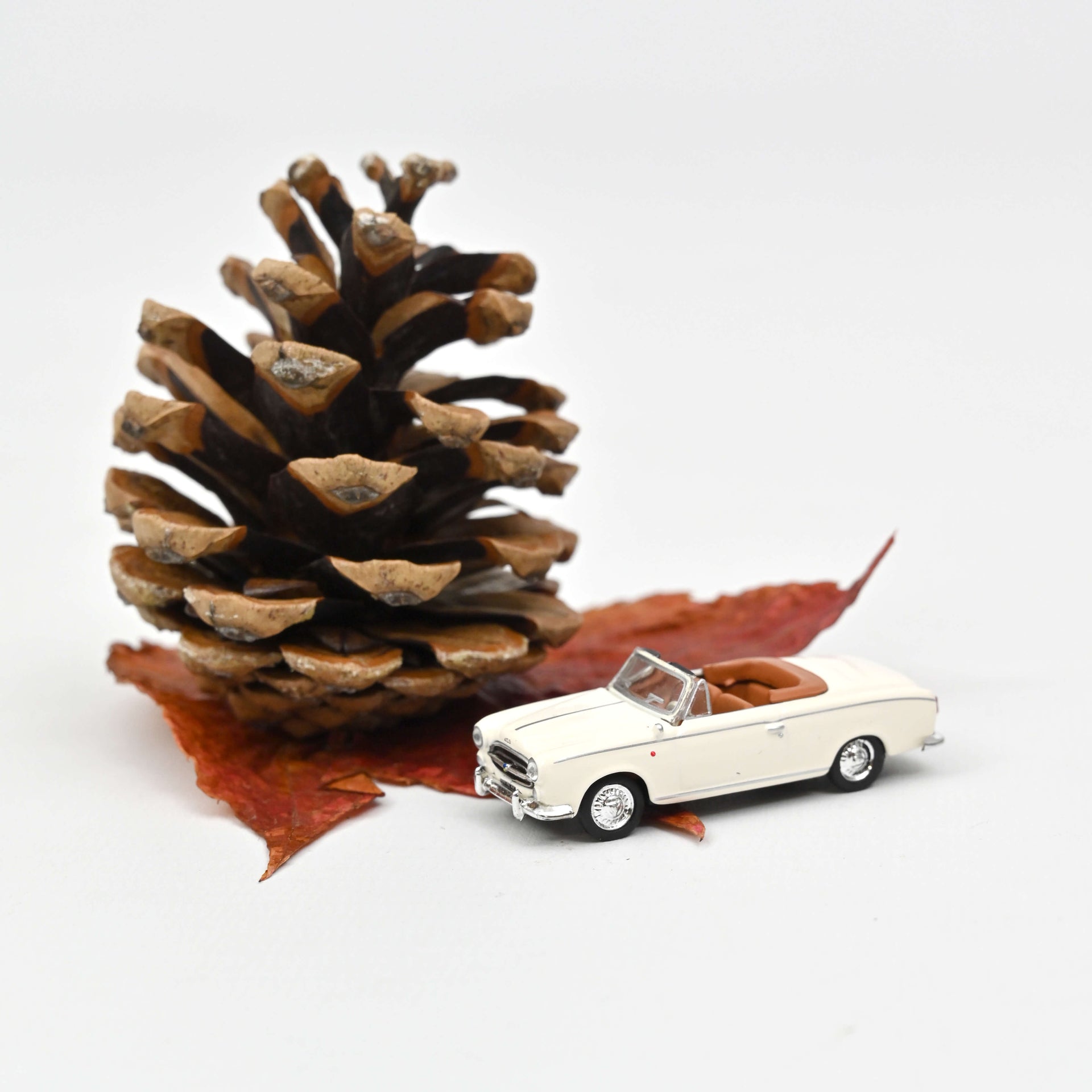 norev-peugeot-403-cabrio-1957-avorio-modellino-auto-1-87 image 1