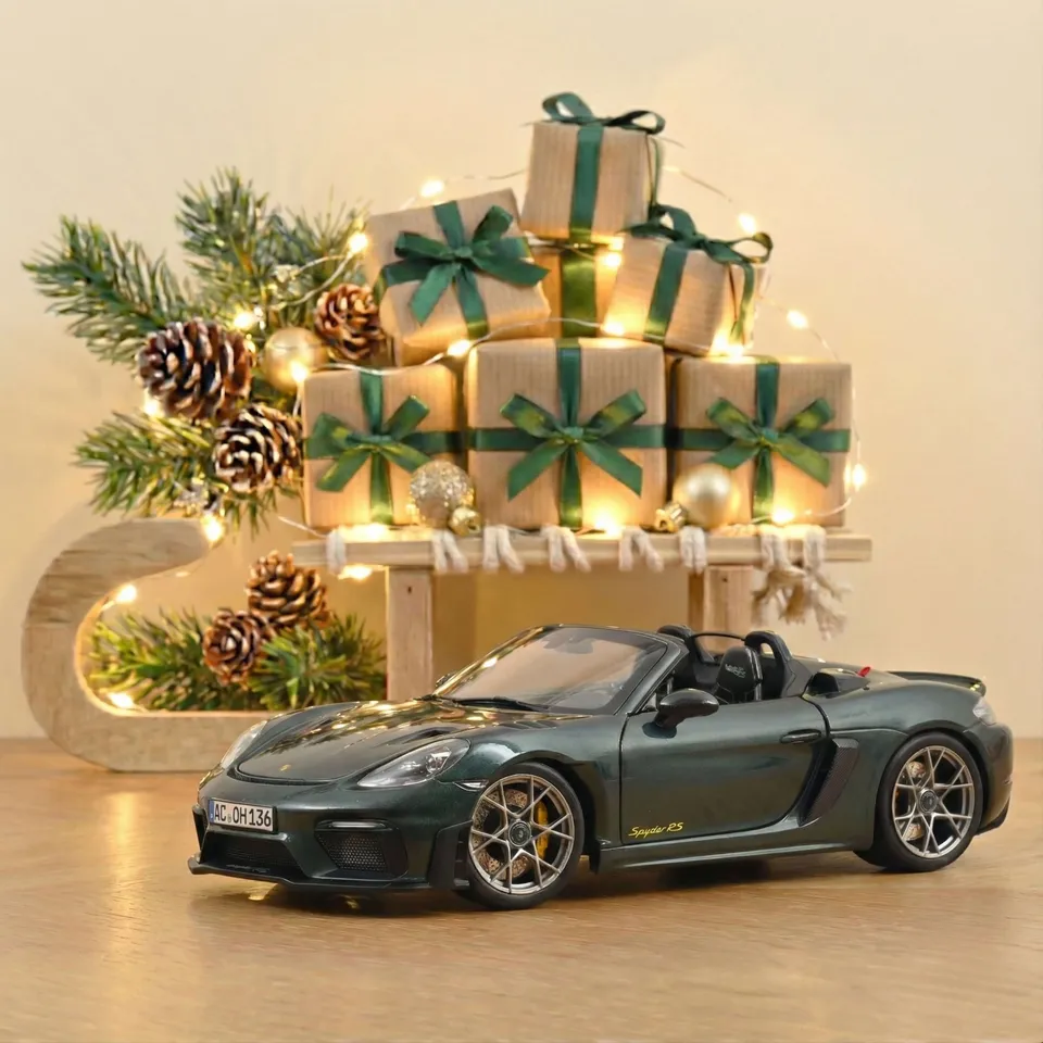 norev-porsche-718-spyder-rs-pack-weissach-2023-forest-green-metallic-1-18 image 1