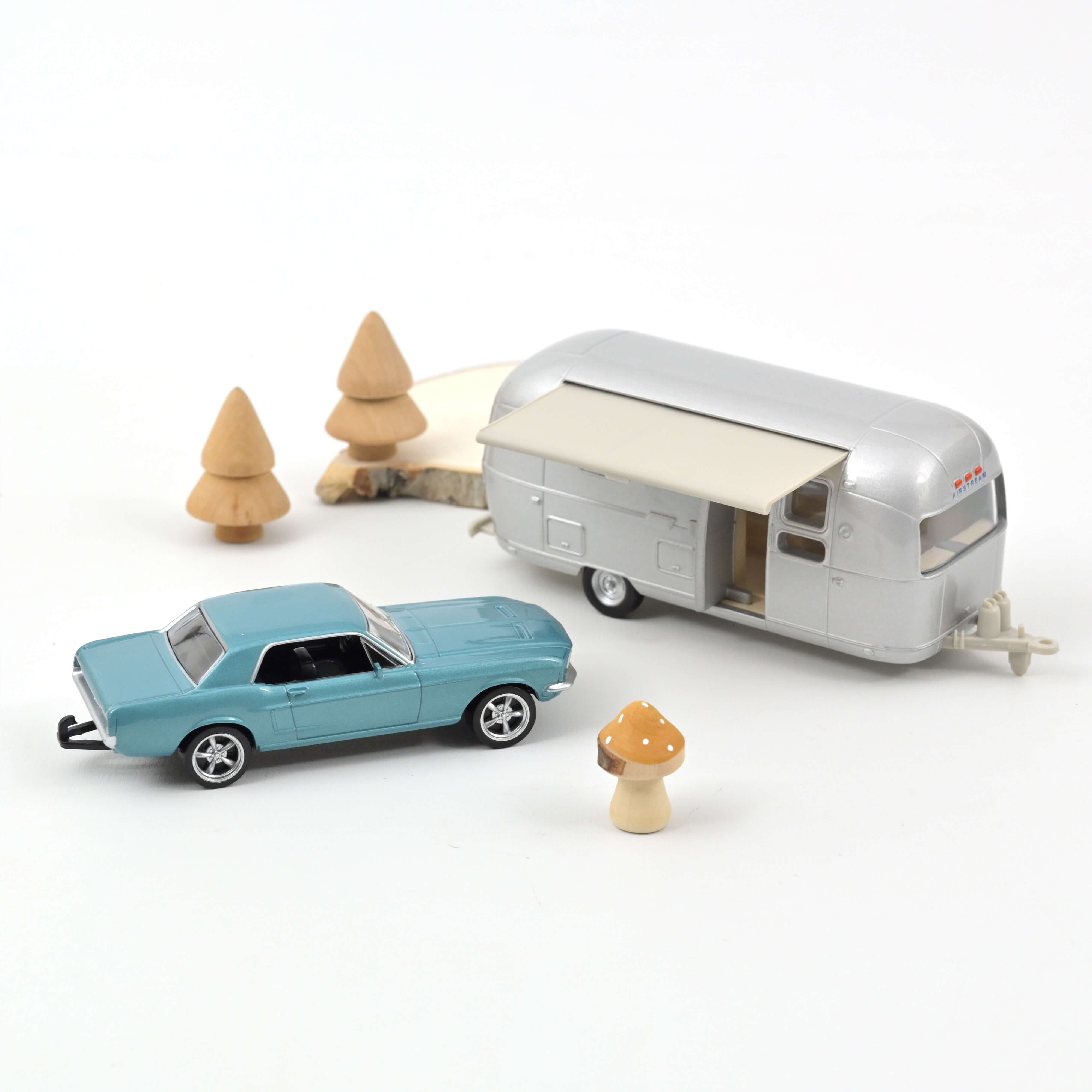 norev-ford-mustang-1968-caravan-airstream-modellino-set-1-43-blu-metallizzato image 2