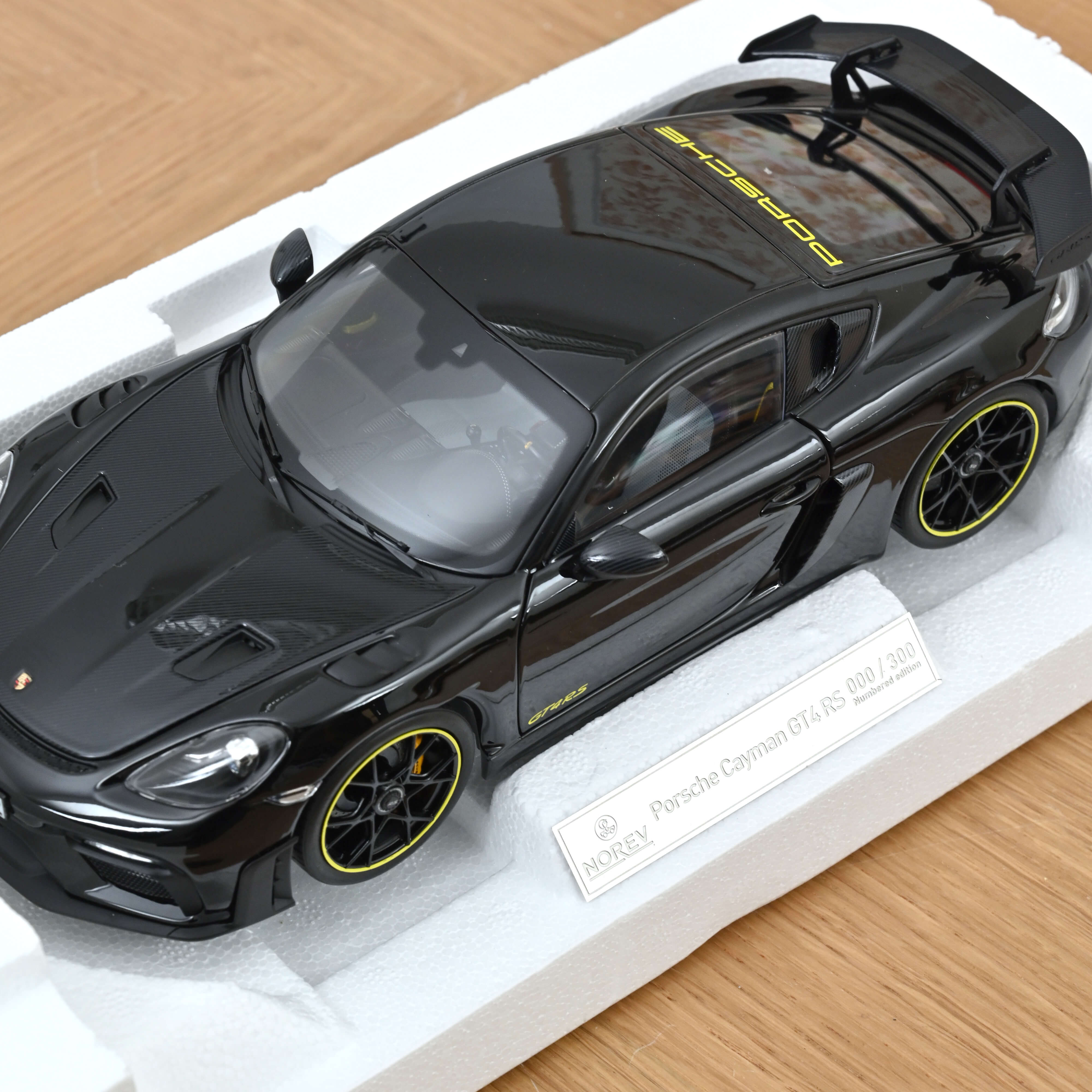 norev-porsche-cayman-gt4-rs-pack-weissach-2023-nero-modellino-1-18-edizione-300p image 8