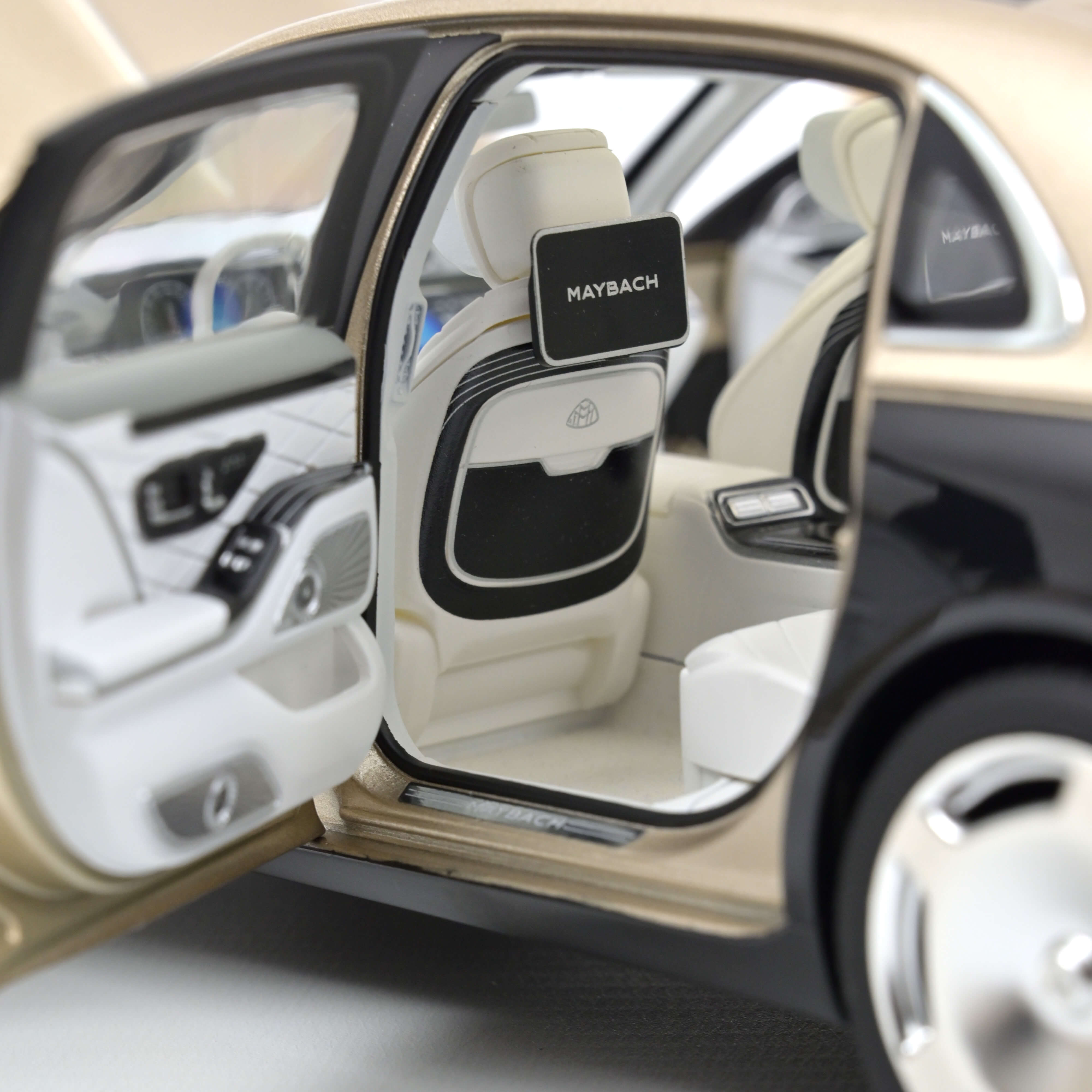 norev-mercedes-maybach-s-680-4matic-2021-modellino-auto-1-18-oro-nero-metallizza image 5