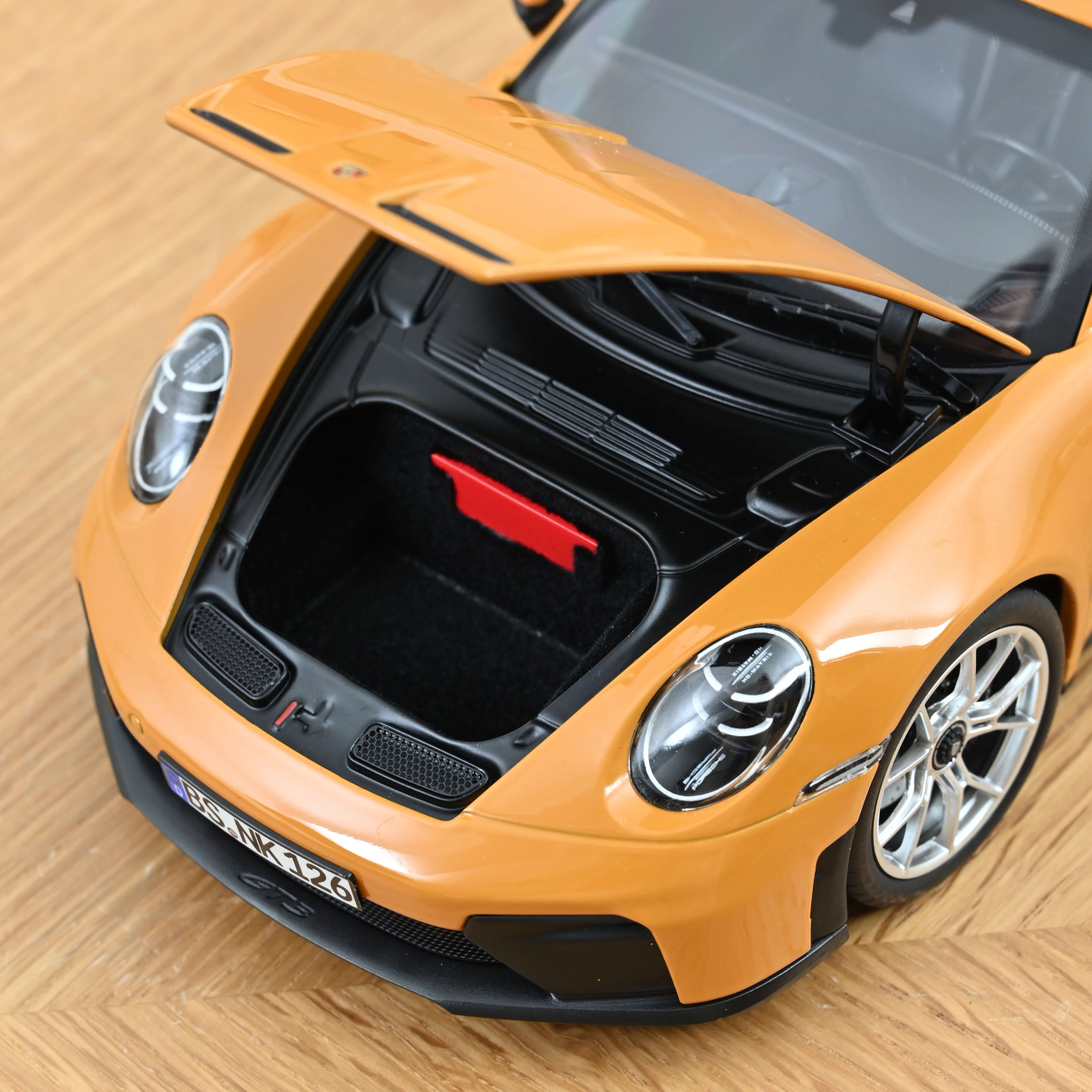 norev-porsche-911-gt3-pack-touring-2025-jaune-bahama-1-18-300-pcs image 5
