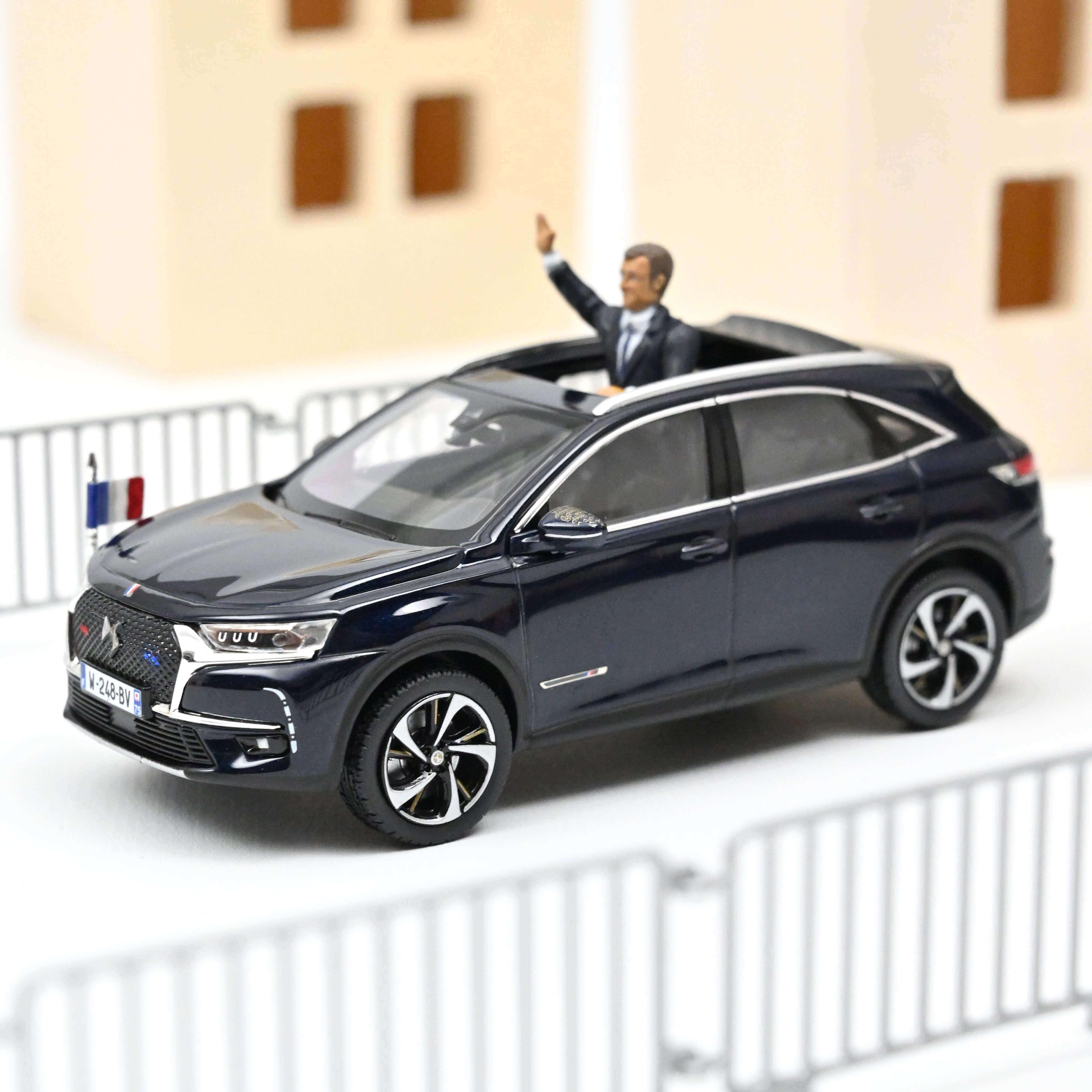 norev-ds-7-crossback-voiture-pr-sidentielle-2017-emmanuel-macron-1-43 image 1