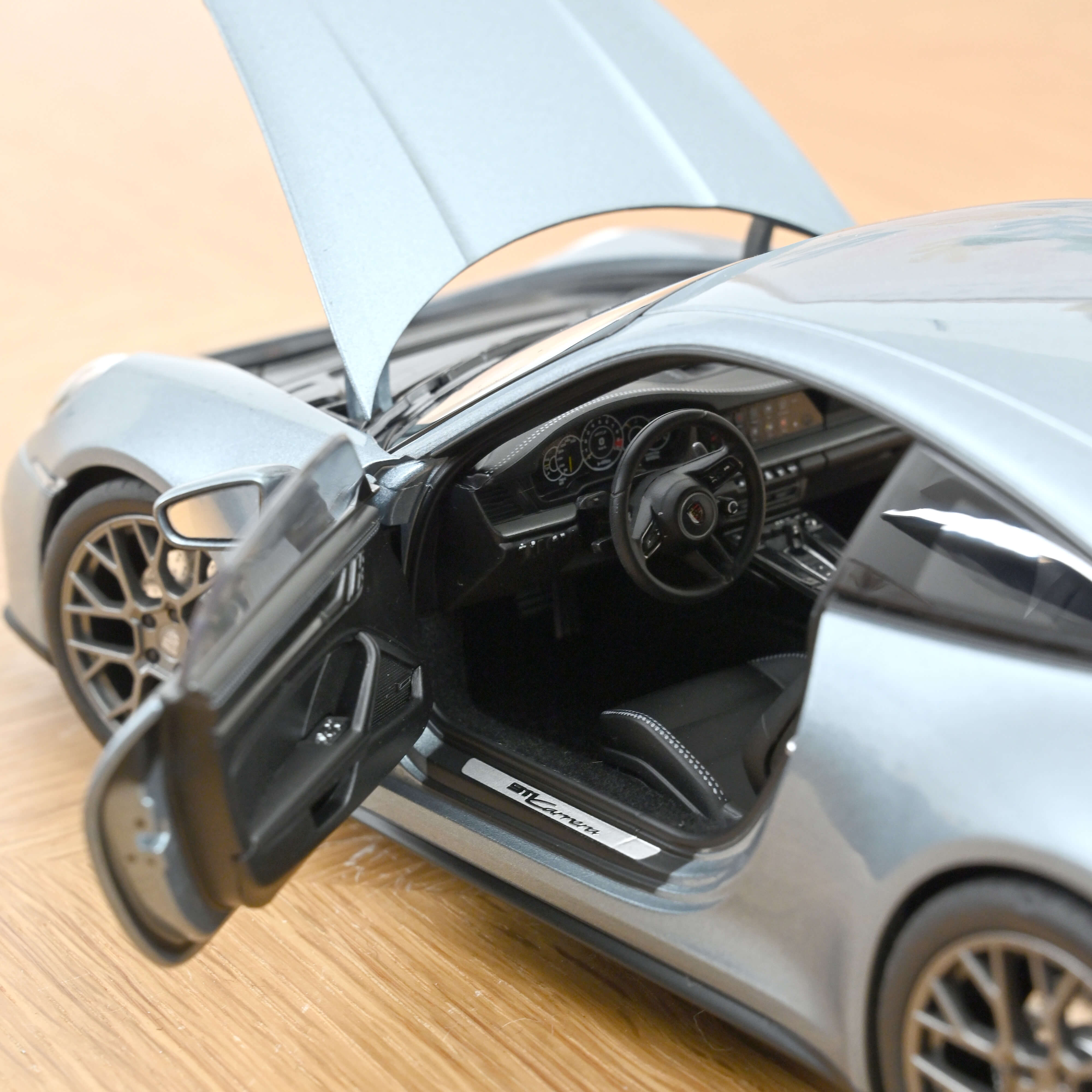 norev-porsche-911-carrera-2025-992-2-modellino-auto-1-18-polarsilver-metallic image 4