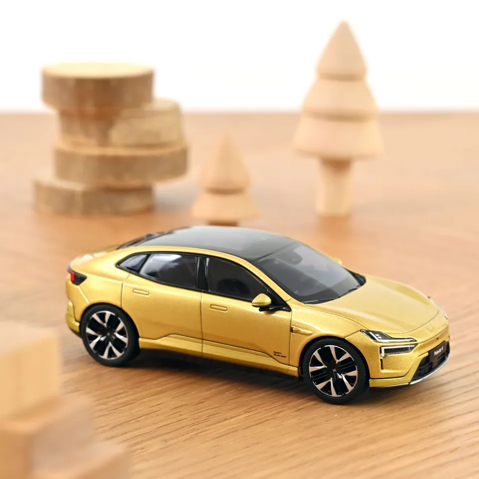 norev-polestar-4-2024-gold-1-43-modellino-auto-die-cast image 1